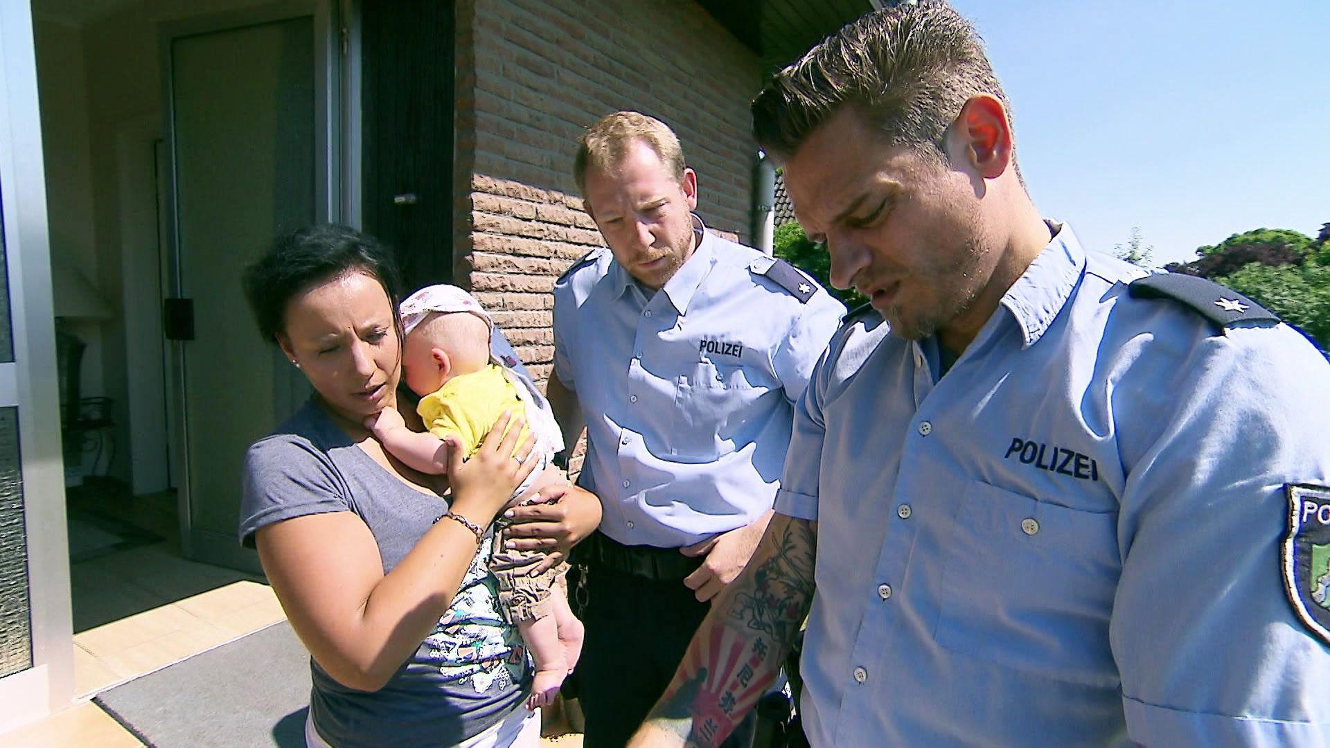 Hund findet Baby in Hundehütte