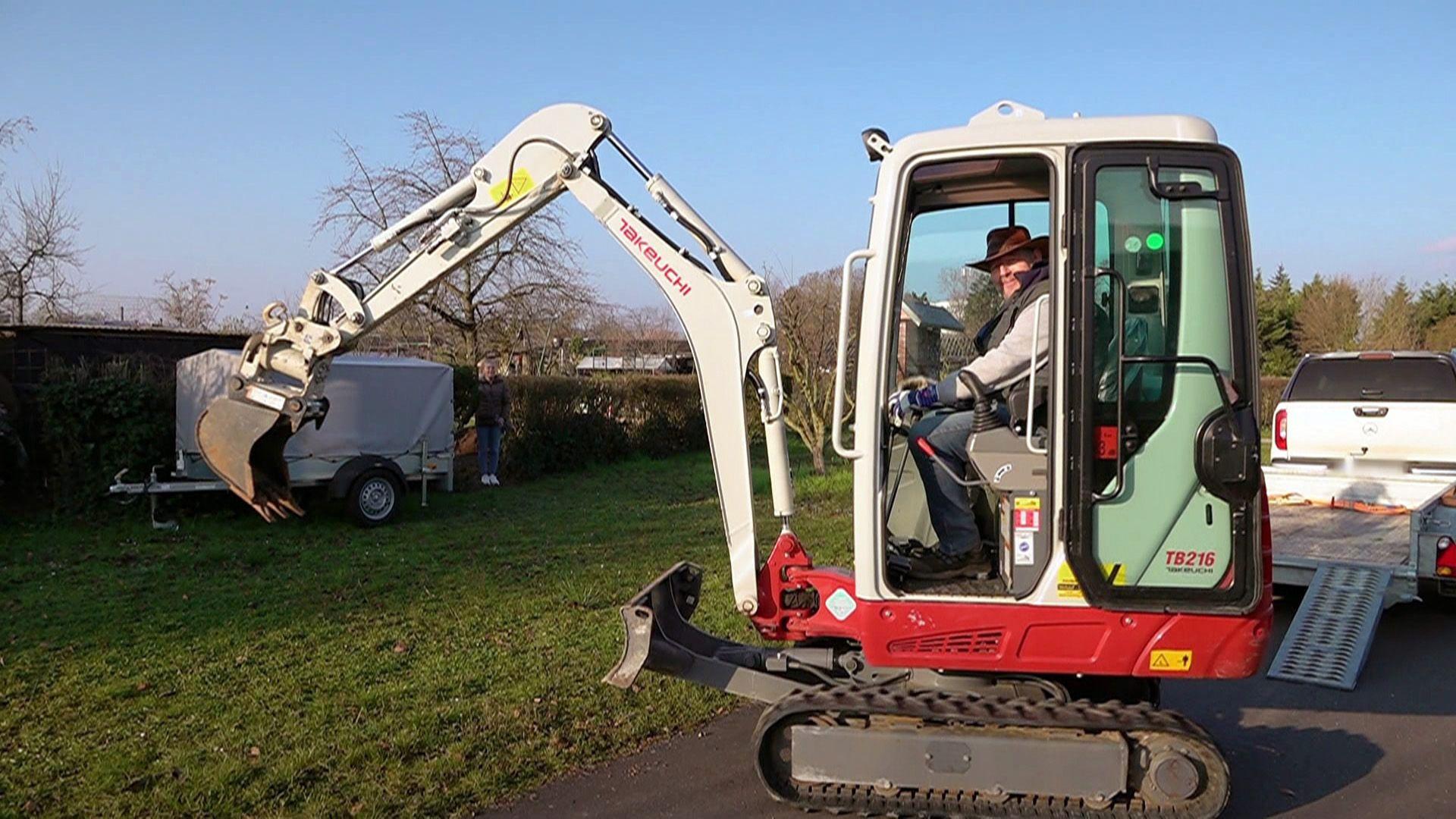 Große Maschinen in der Kleingartenanlage