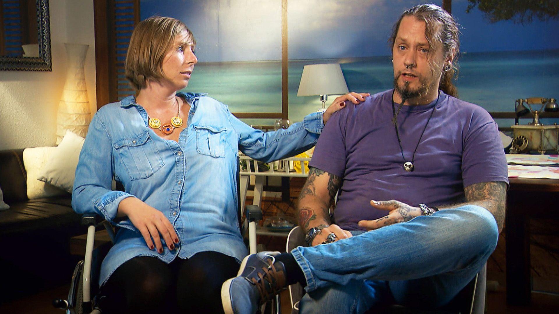 Ungleiche Paare: Aktive Rollstuhlfahrerin liebt faulen Couch-Potatoe / Die Polizistin und der Ex-Kna