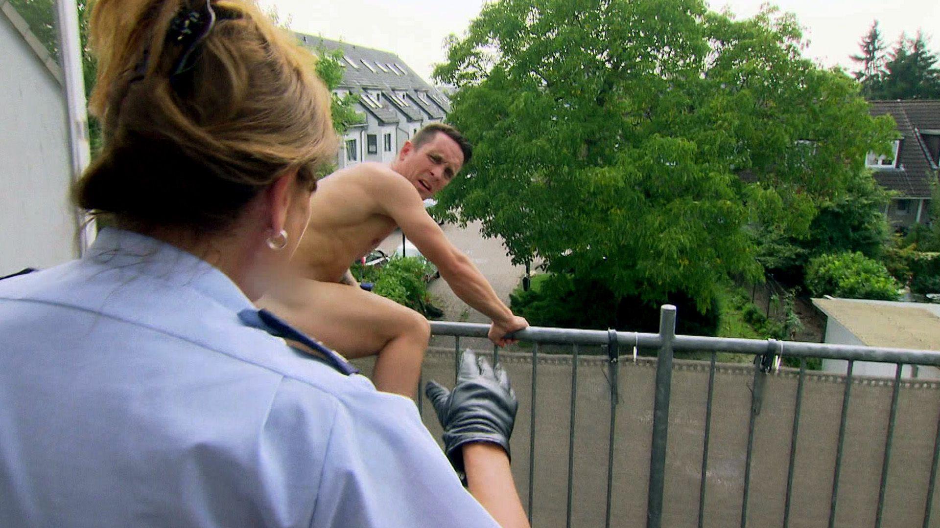 Nackter Mann auf Balkon / Mega-attraktive Tierärztin
