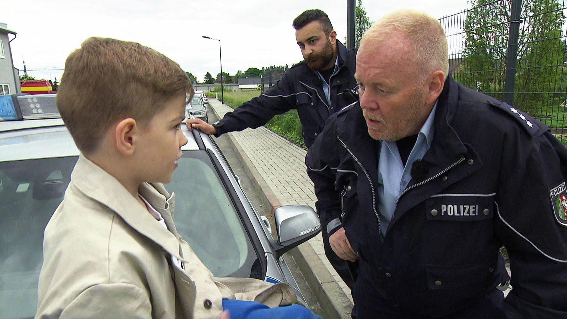 6-jähriger im Damen-Trenchcoat hält Polizei auf Trab