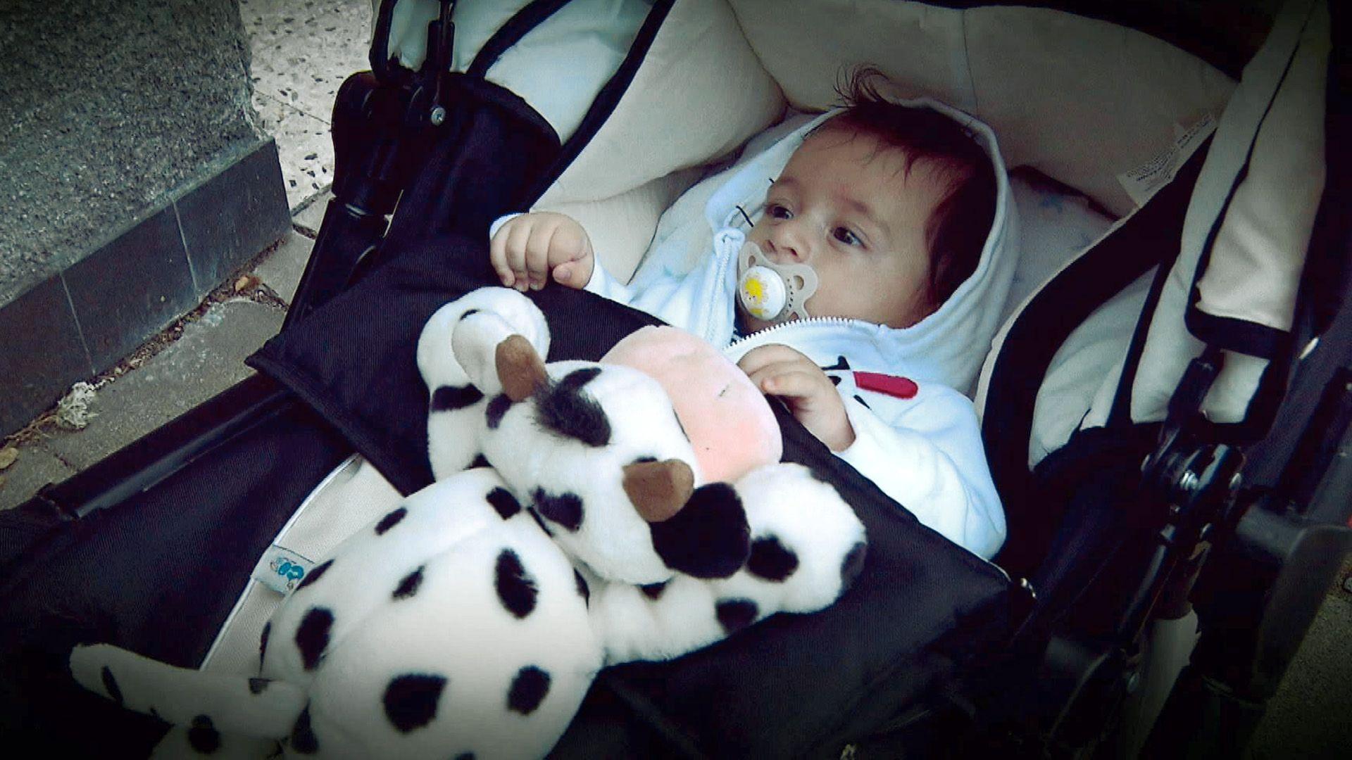 Falsches Baby liegt im Kinderwagen