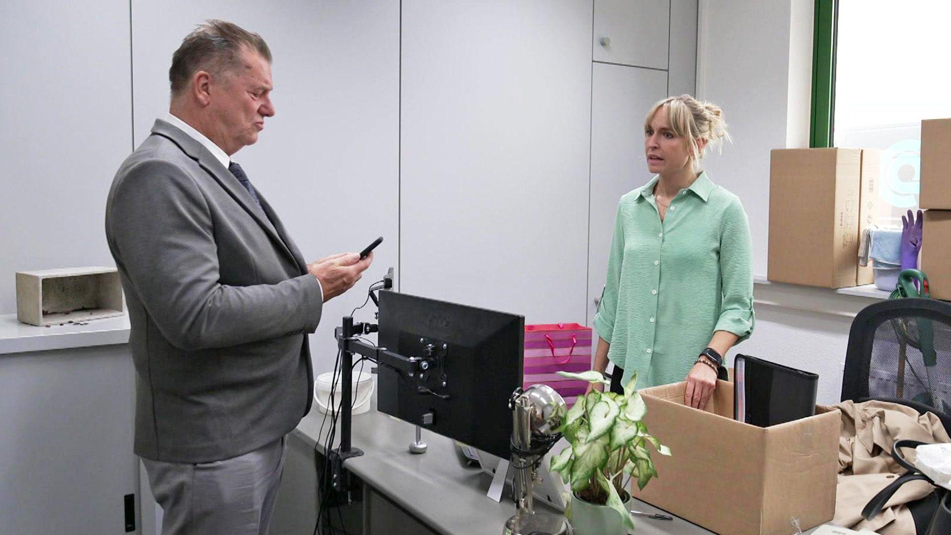 Berufstätige Mutter wird nach Babypause gemobbt