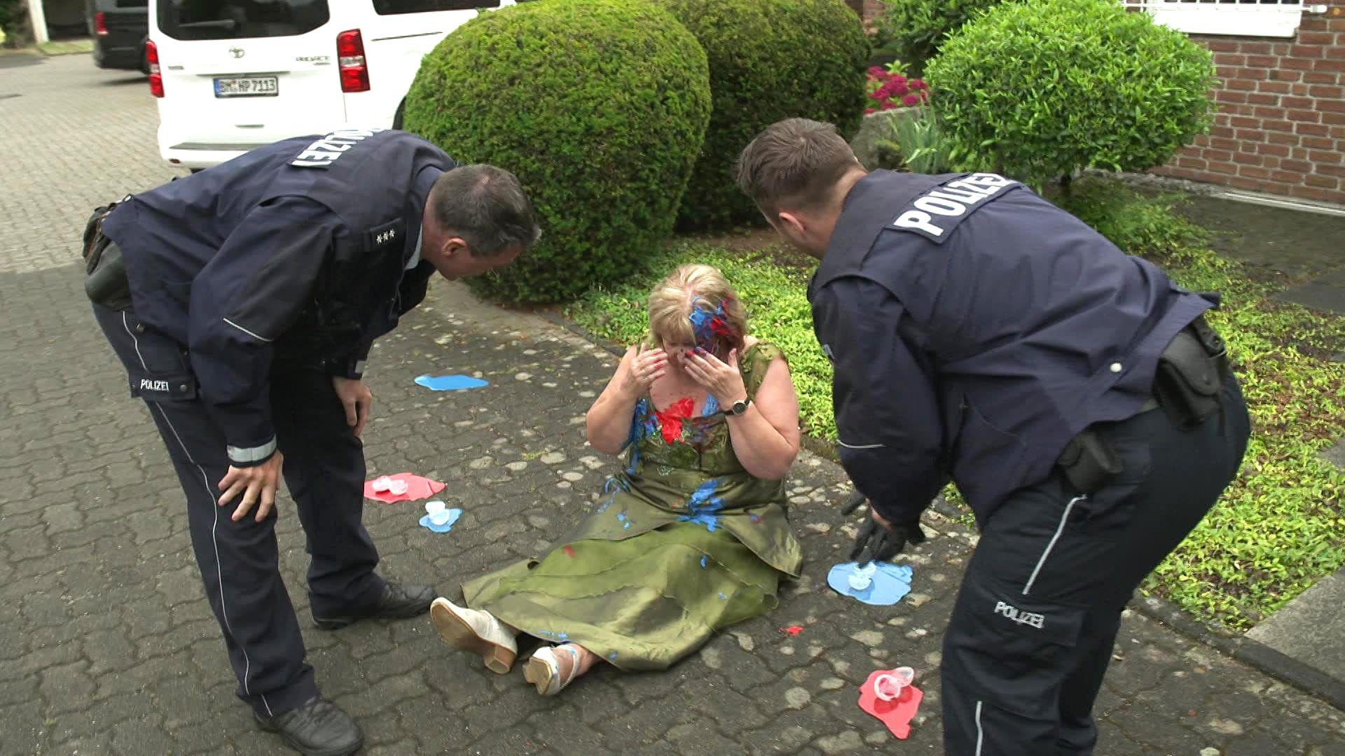 Farbbeutel Attentat auf goldener Hochzeit