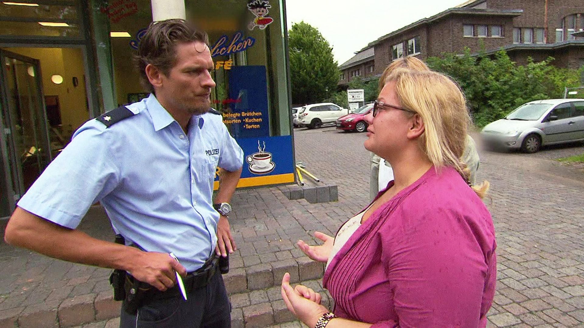 Baby-Klau auf Parkplatz / Mann zerteilt Wohnzimmer mit Kettensäge