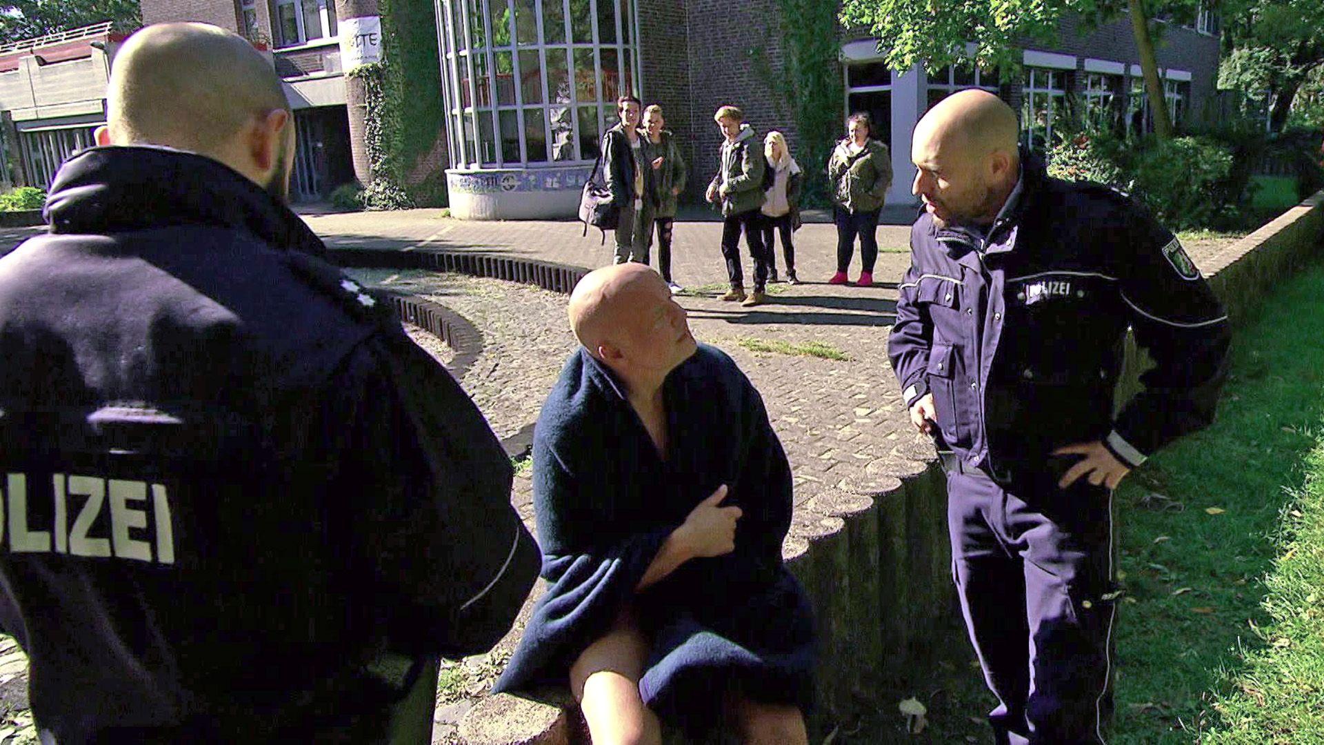 Direktor wird nackt vor Schule gefunden