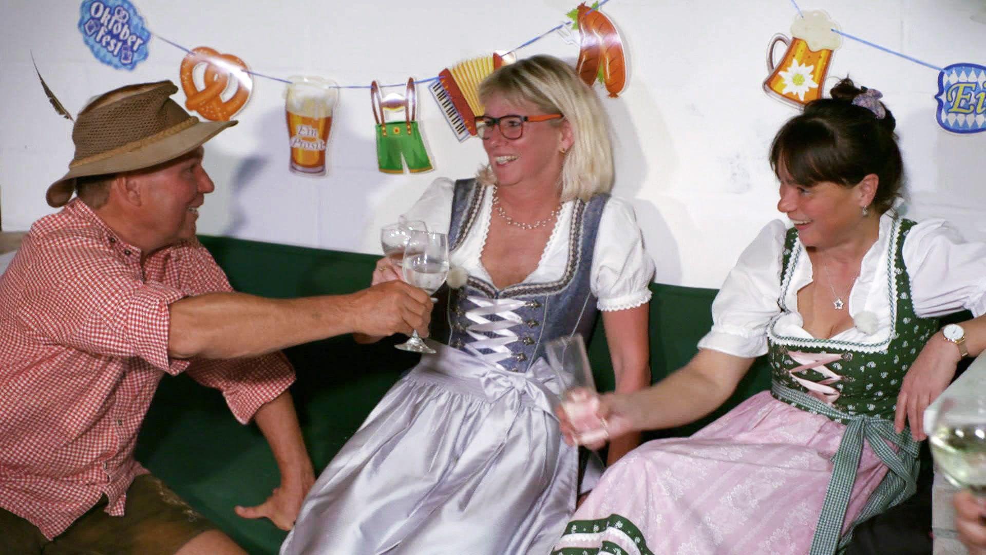 Safarizelt gegen ein Bierzelt