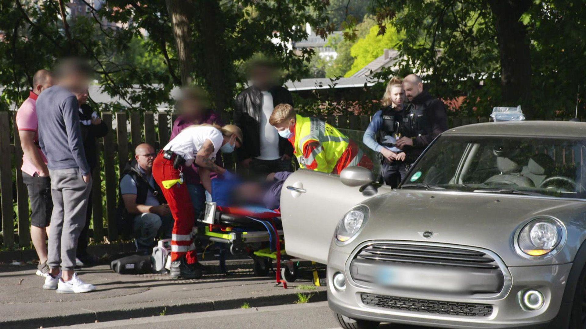 Paula und Dominic eilen zu einem Verkehrsunfall