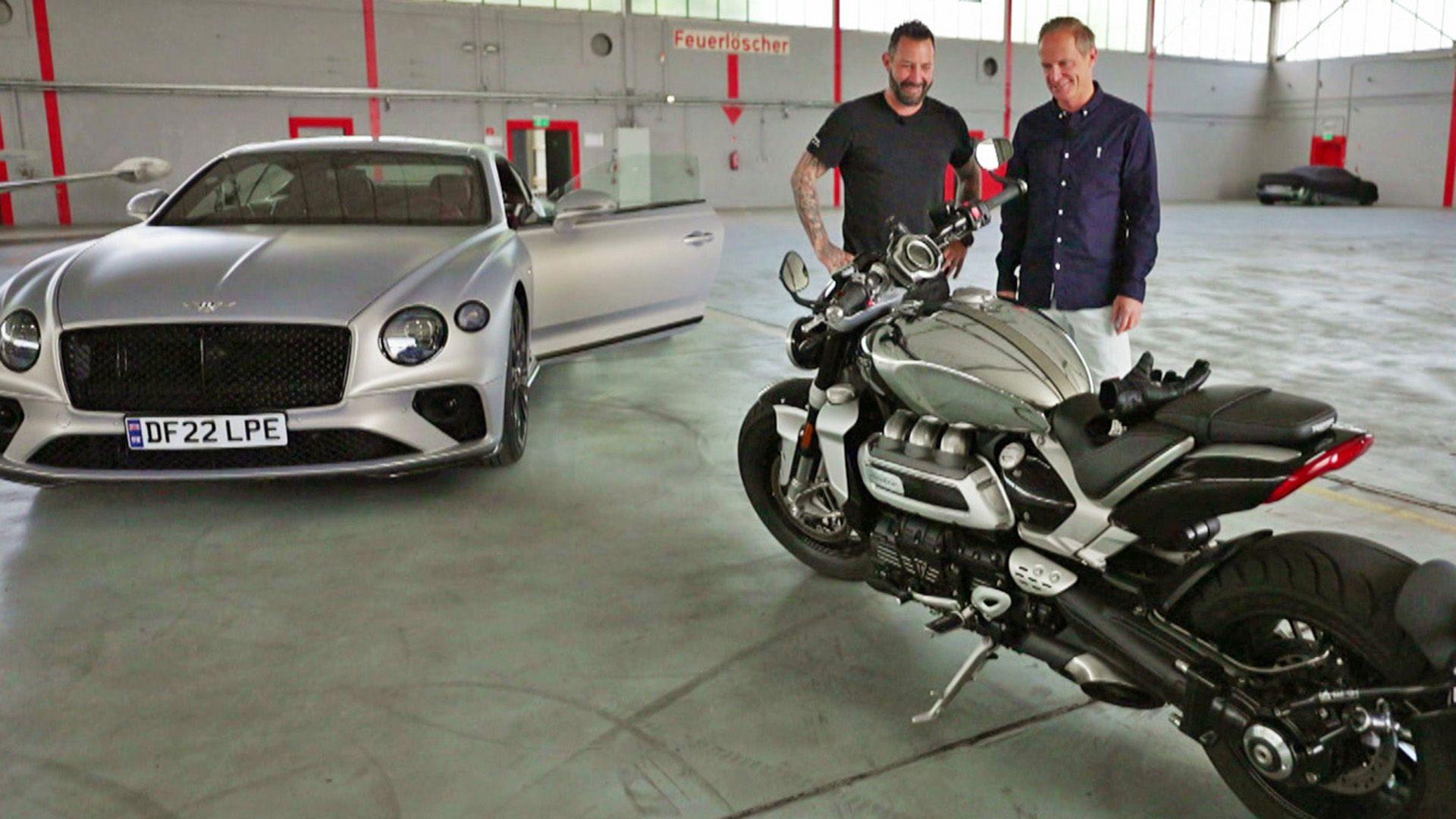 Ein weiteres Duell "Auto vs. Motorrad".