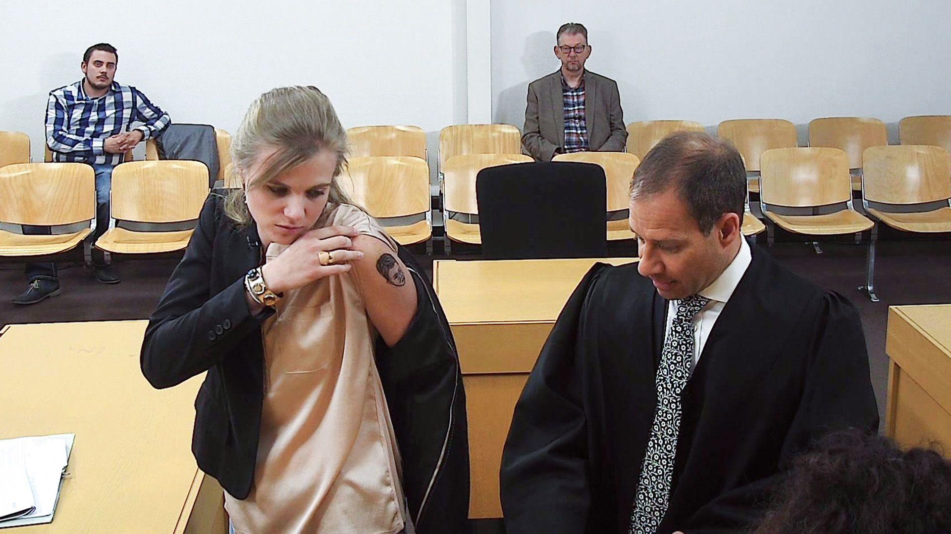Schmerzensgeld wegen schlechten Tattoos (58) / Kind folgt Fußgänger über roter Ampel (48) / Angestel