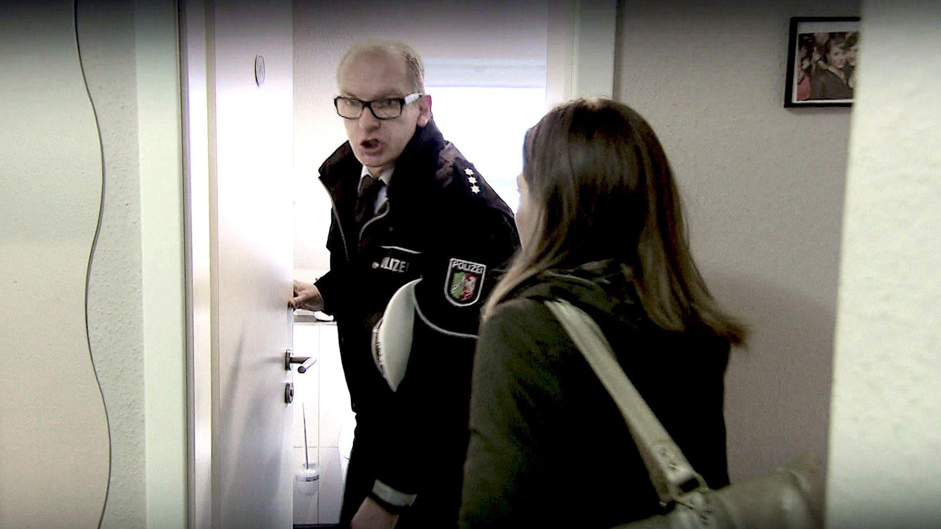 Attraktive Angestellte sperrt Polizisten ins Klo