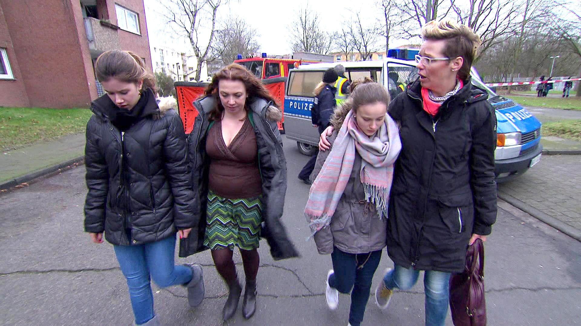 16-jährige Freundinnen wollen sich vom Dach stürzen