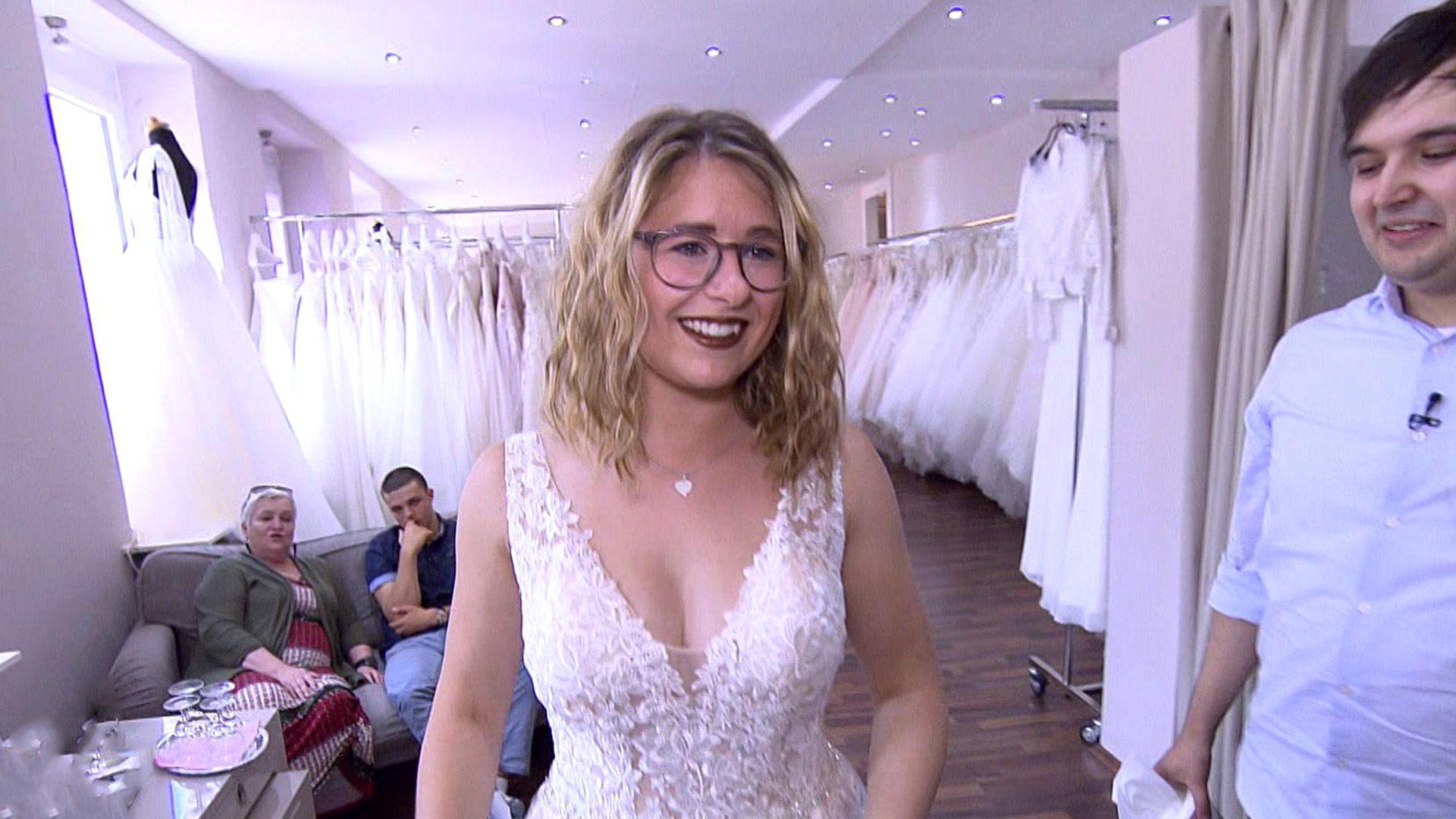 Babybauch im Brautkleid