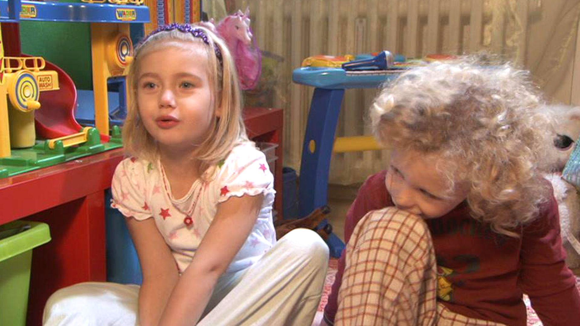Kleine Kinder irren im Schlafanzug durch die Nacht