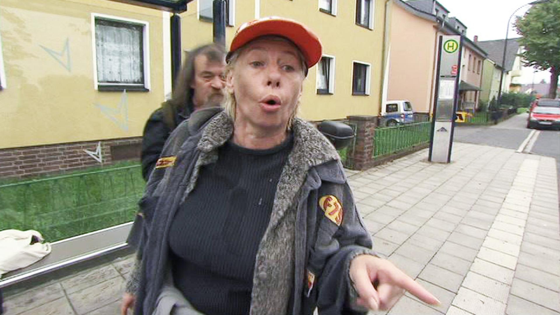 Obdachlose Mutter terrorisiert Tochter