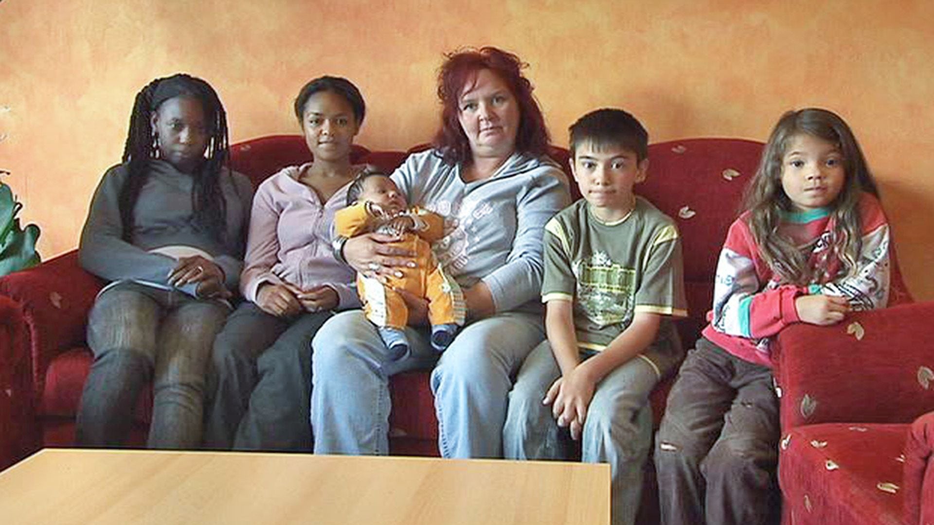Mutter hat 5 Kinder von 5 Vätern