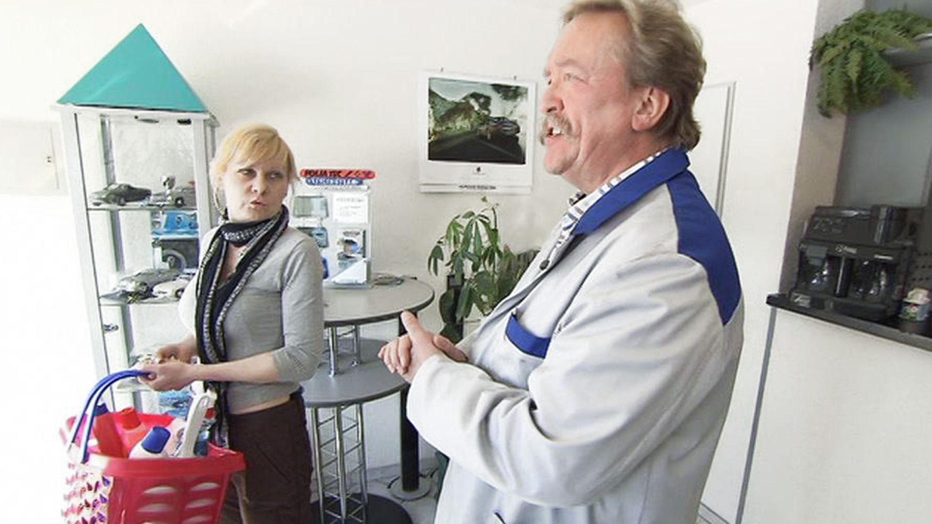 Alleinerziehende Putzfrau wird von Arbeitgeber ausgenutzt