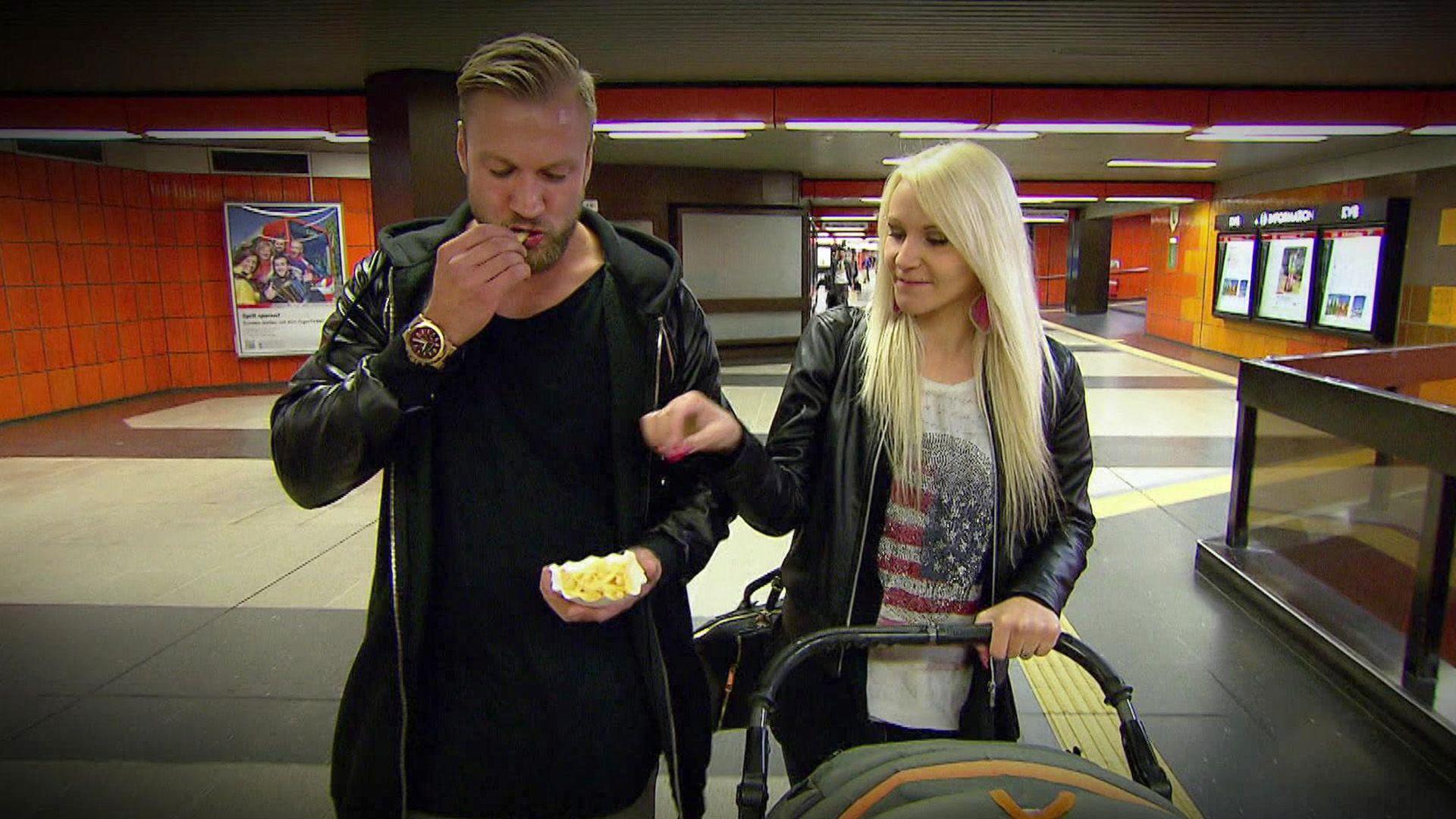 Mutter schubst Kinderwagen fast die Treppe runter