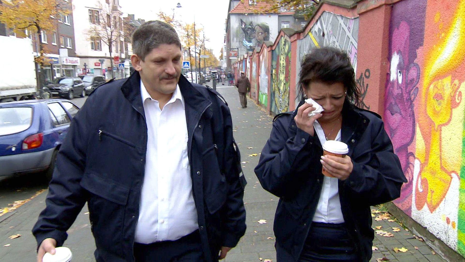 Strippende Politesse wird erpresst