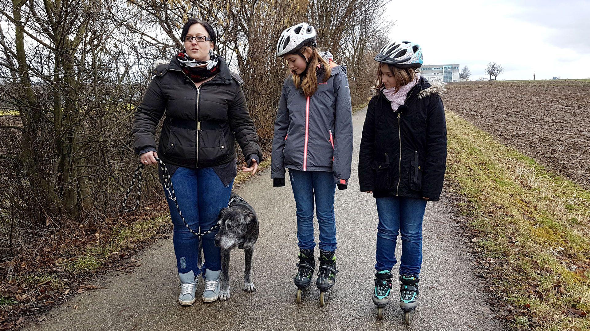 Natalie und Lara leben mit ihrer Mutter Jenny seit neun Monaten in einer Obdachlosenunterkunft