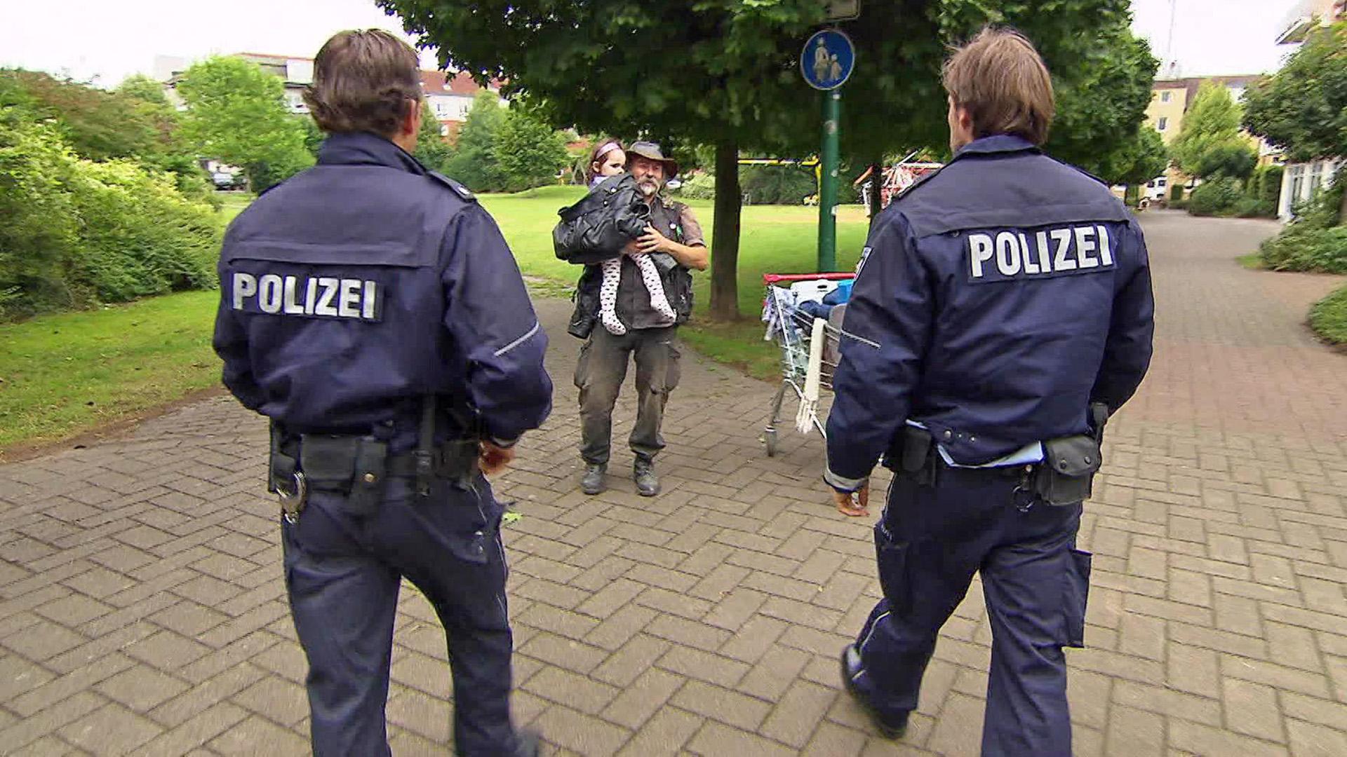 Polizei erwischt Obdachlosen mit Kleinkind / Maskenmann dringt in Haus ein