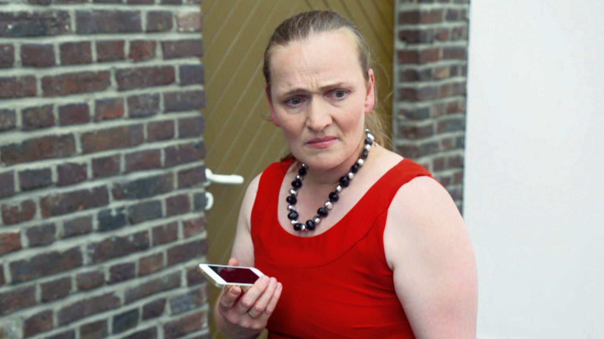 Mutter beauftragt vor der Hochzeit ihrer Tochter eine Treuetesterin