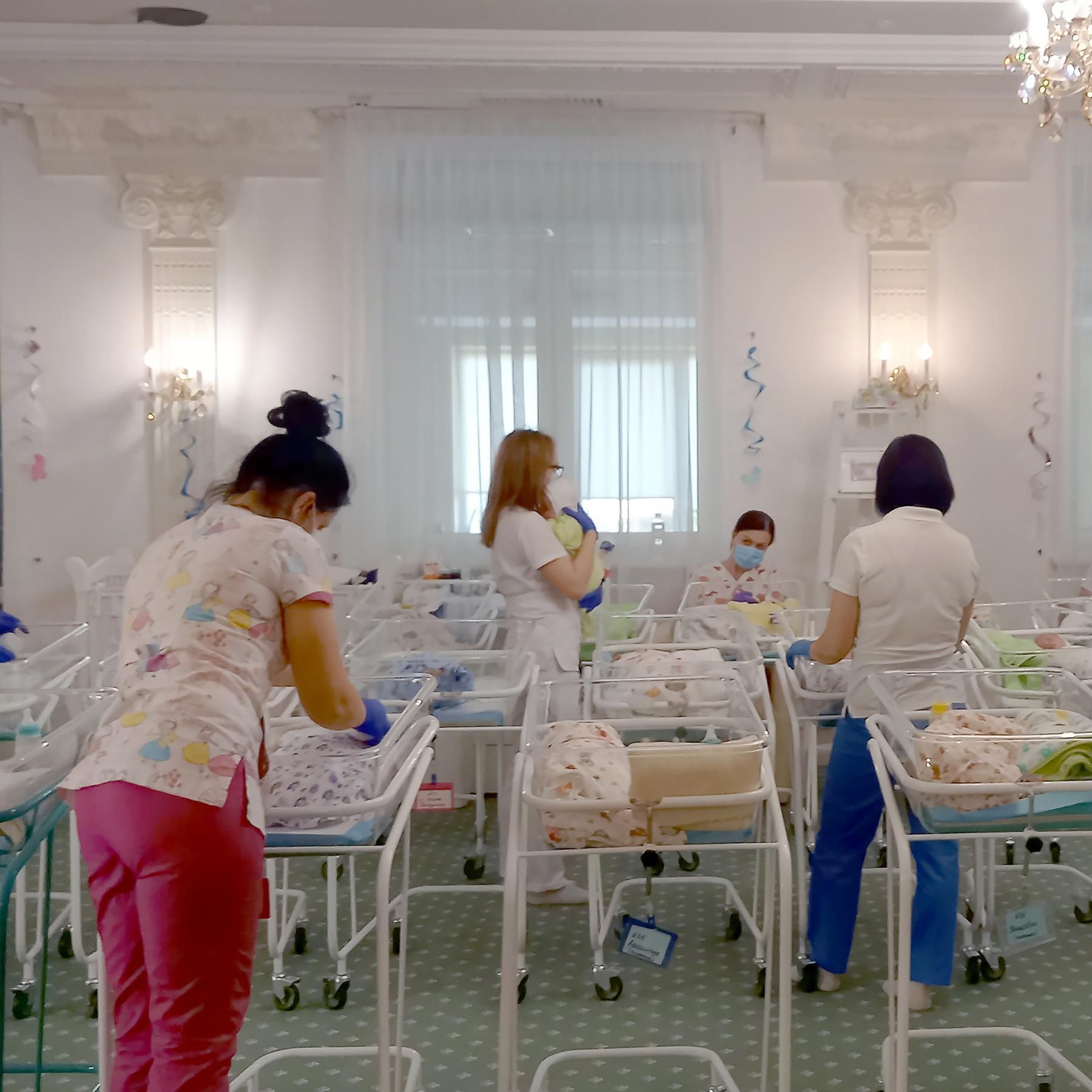 Babys für die Welt - Das Geschäft mit ukrainischen Leihmüttern