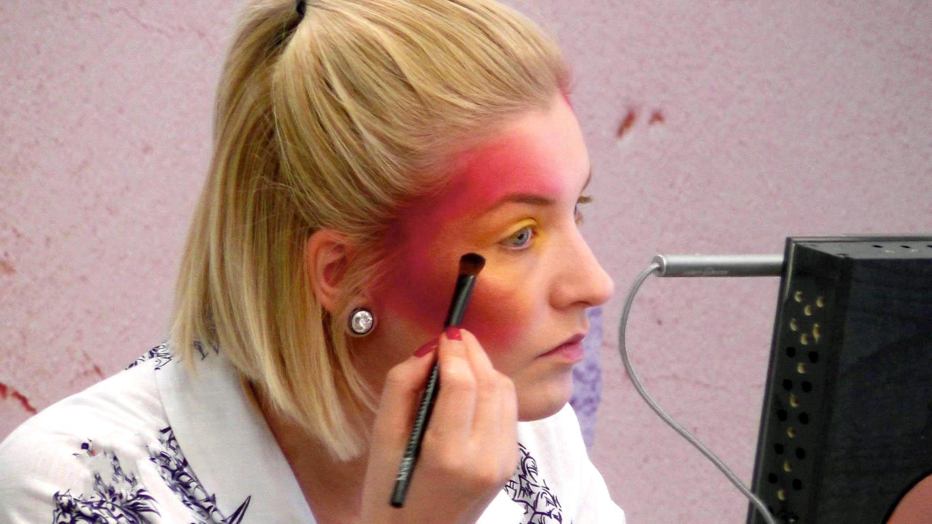 Mottos: "Holographic Overblush", "Super Hero-Look".
