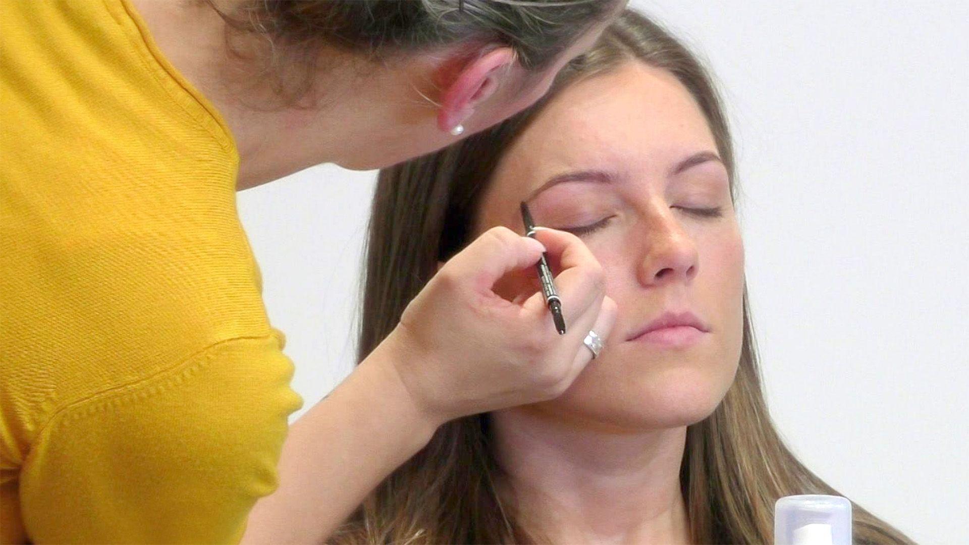 Mottos: "Colour Blocking" & "Fake-Sommersprossen mit leichten Beachwaves"
