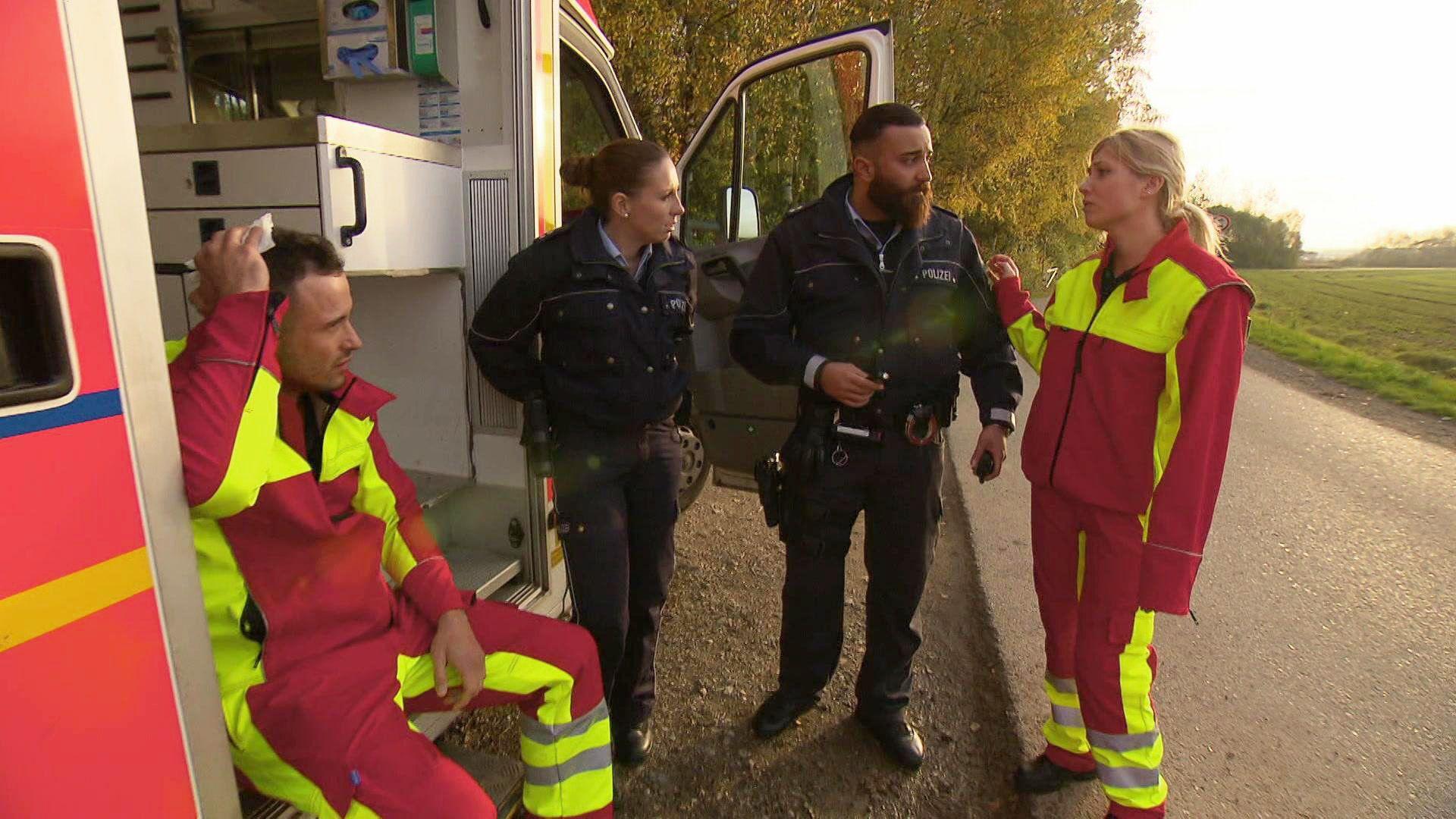 Sanitäter werden in den RTW gesperrt