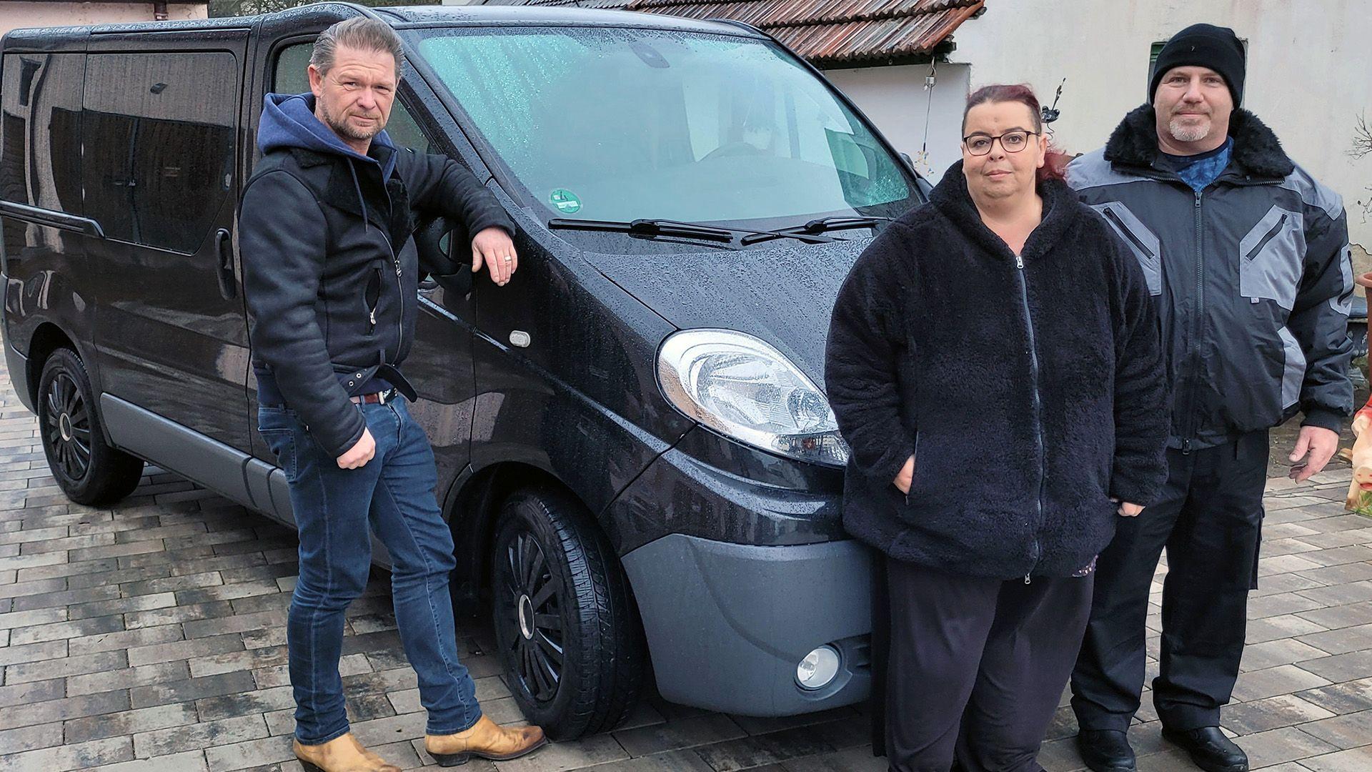 Ein Auto mit Rollstuhllift