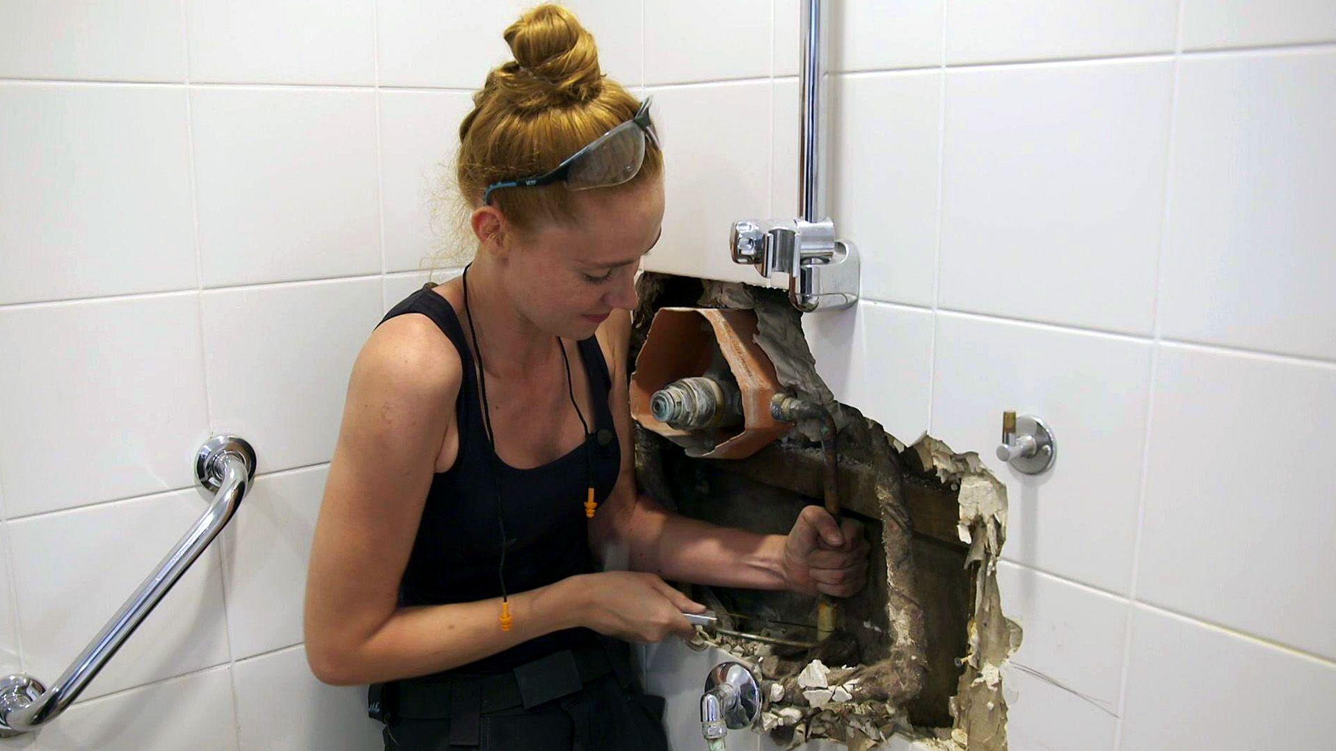 Sandra muss eine Badezimmerwand aufstemmen
