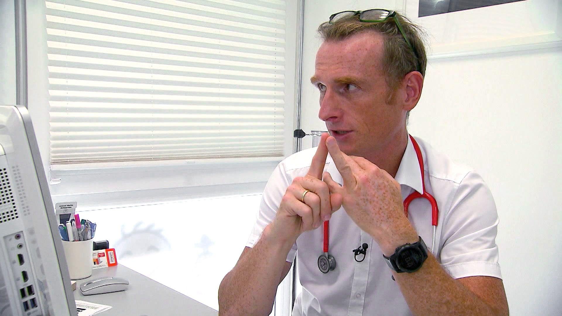 Kinderarzt Dr. Michael Horn macht sich Sorgen um Schülerin Anne