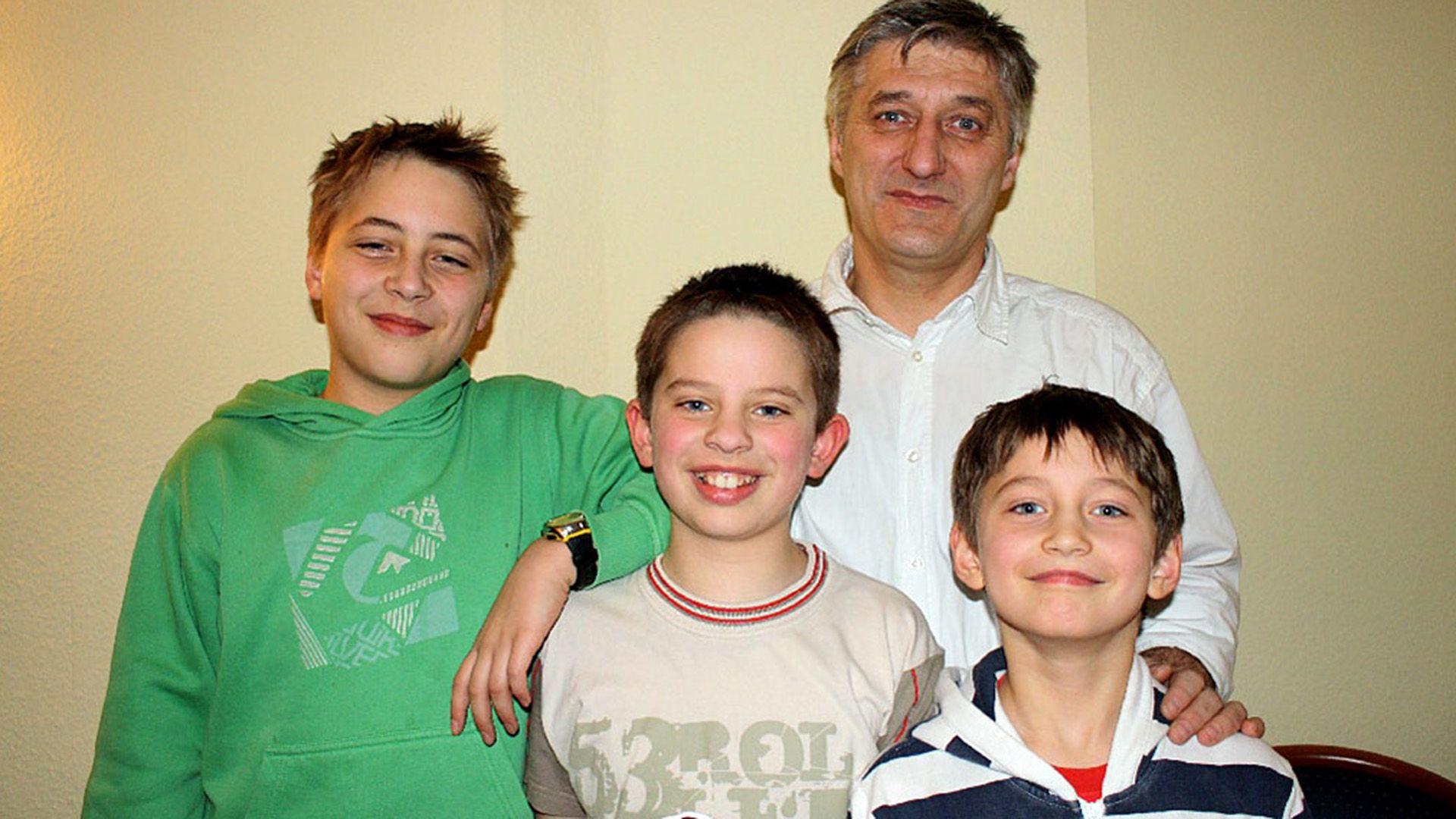 Vater und Kinder hängen am alten Haus