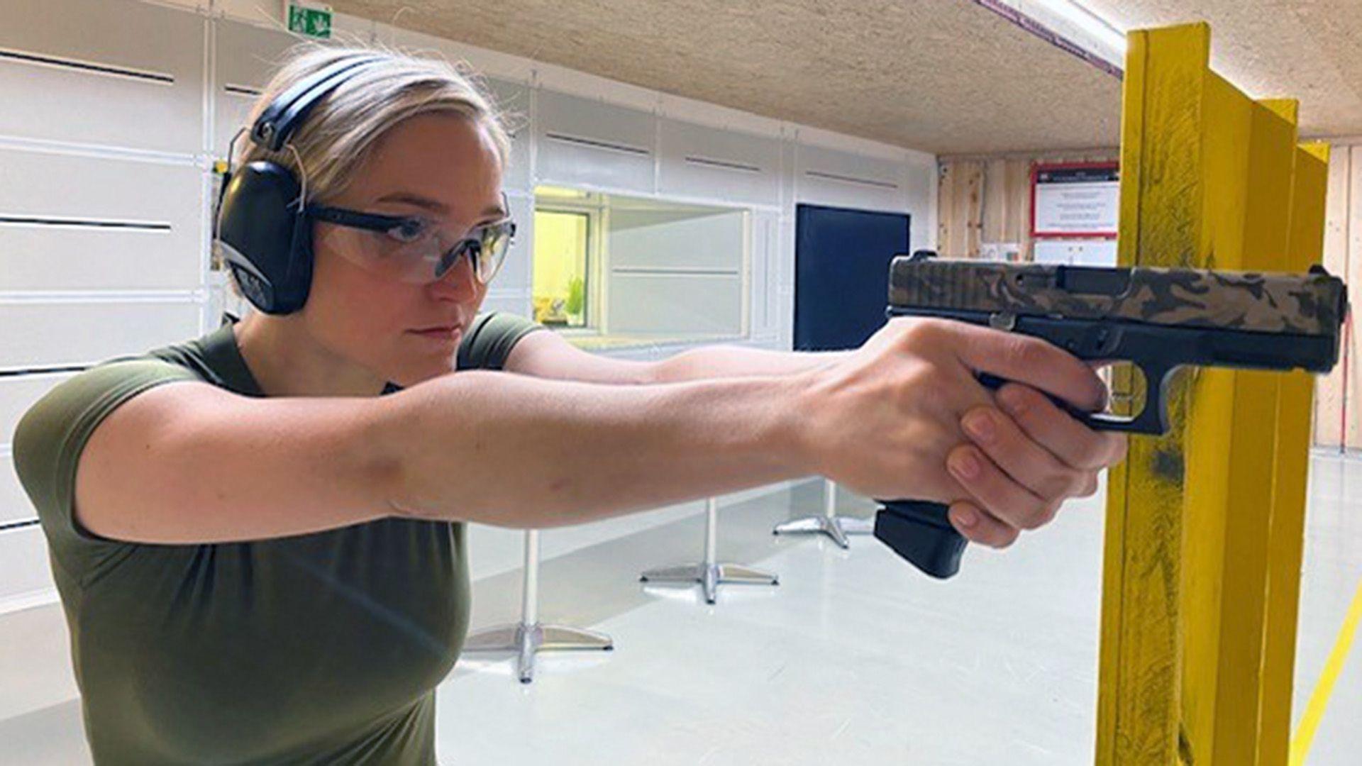 Frauen an der Waffe