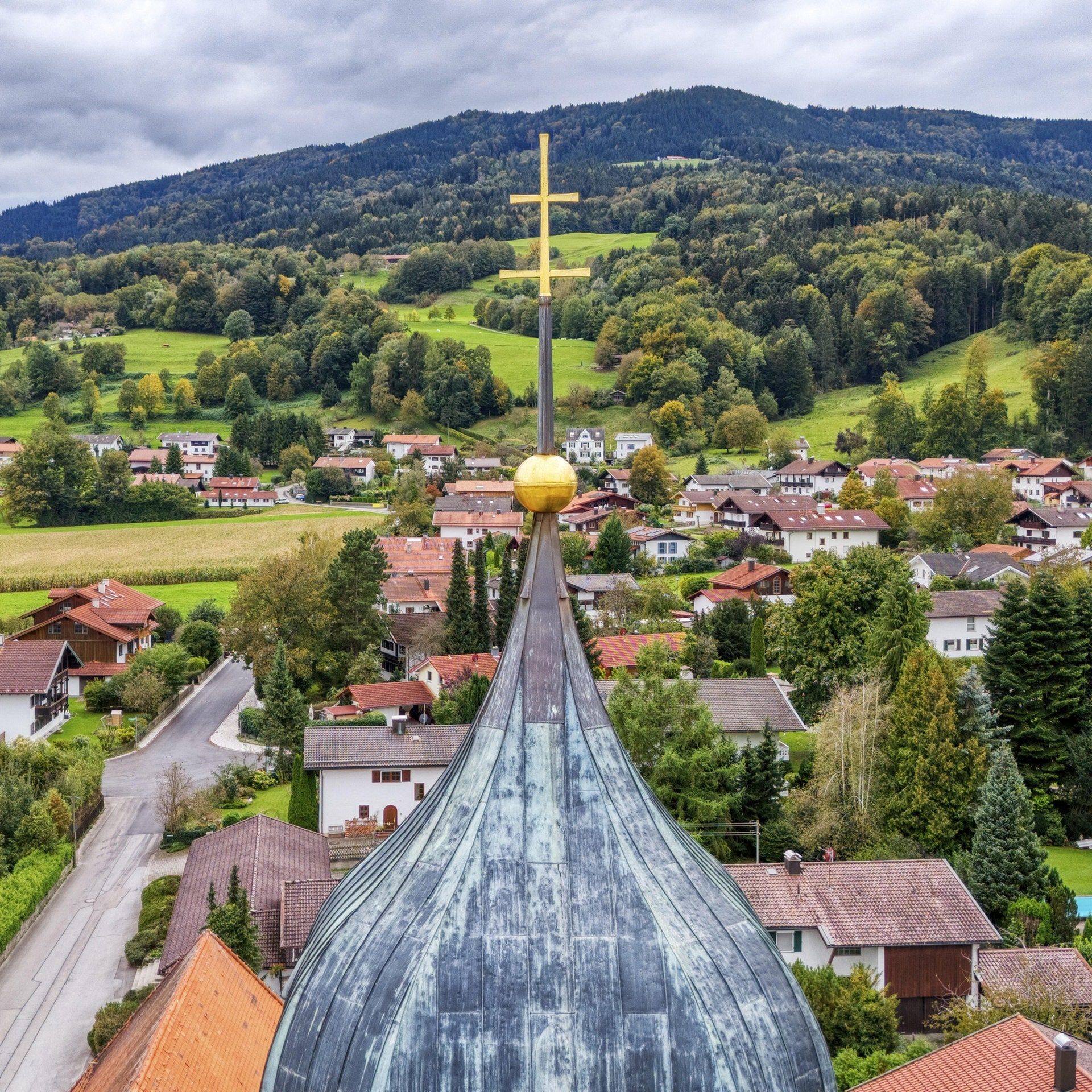 Woher kommt "Die Kirche im Dorf lassen"?