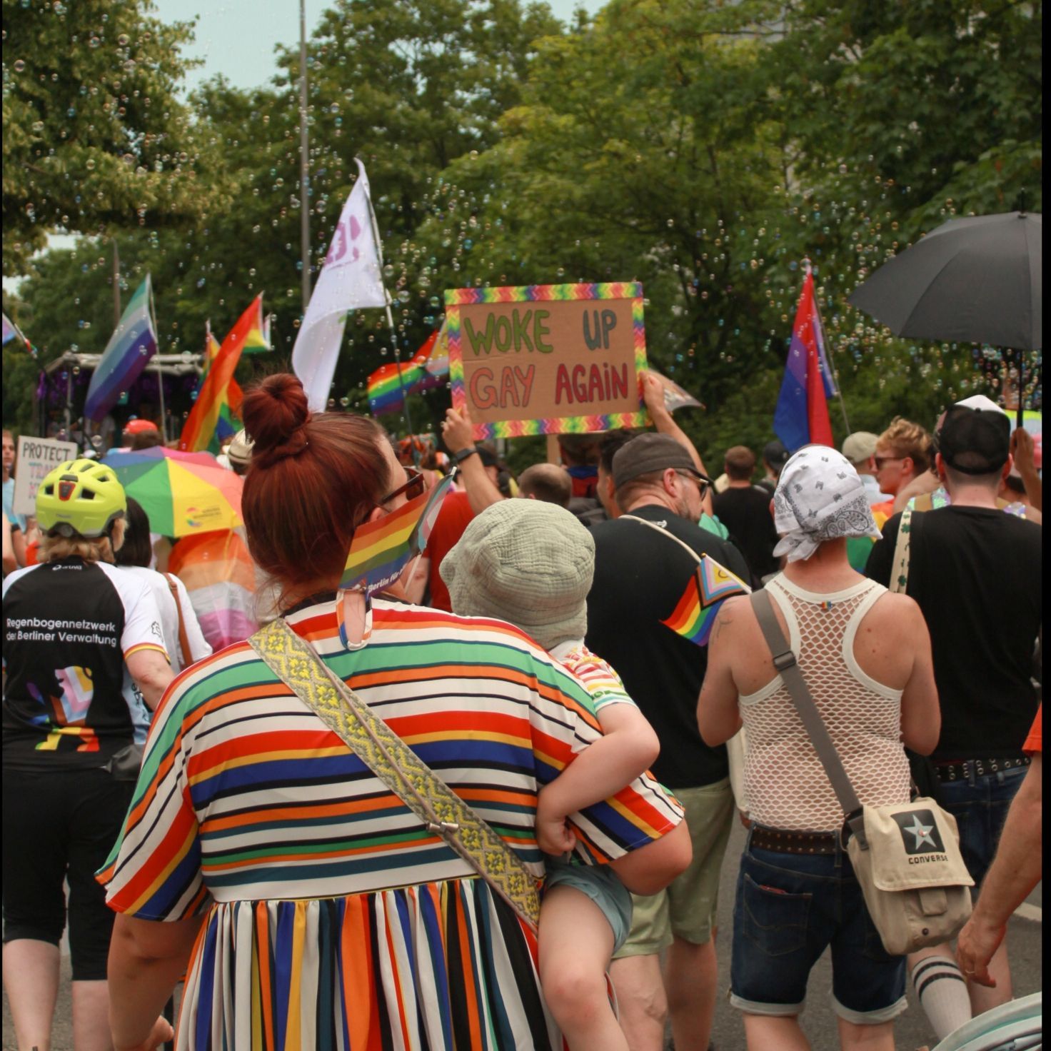 Mit Regenbogenflagge zwischen Plattenbauten: Marzahn Pride 2026