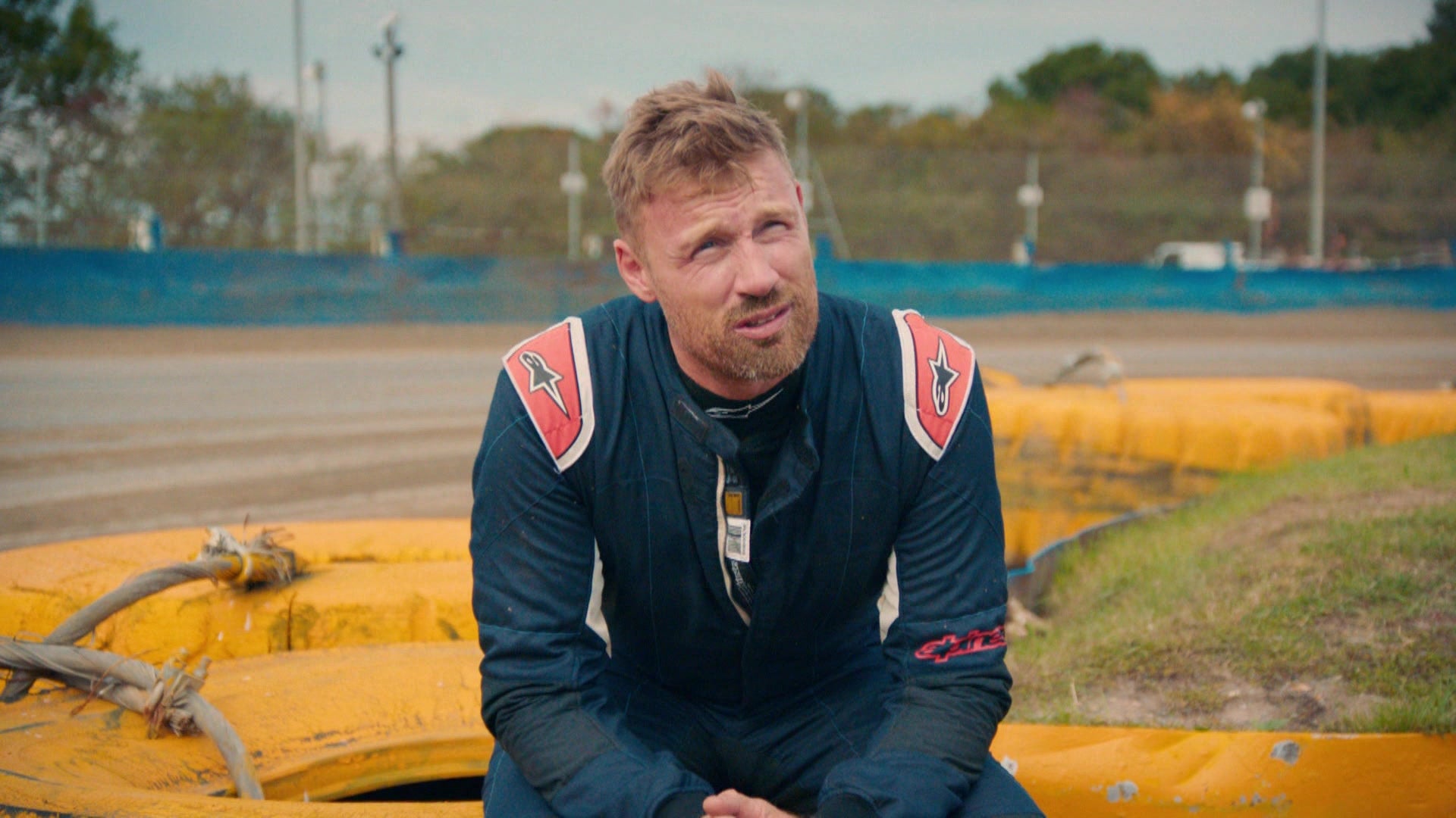 Freddie in einem Stockcar-Auto