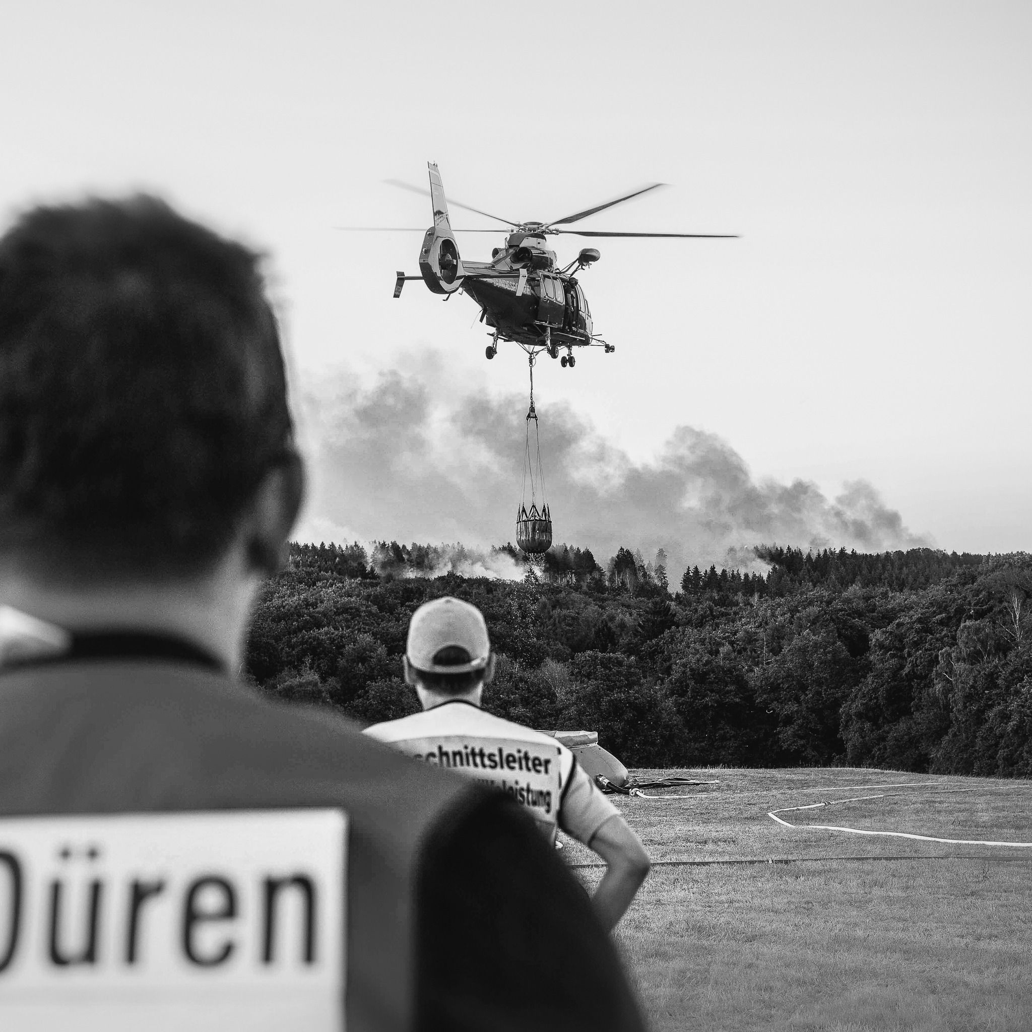 Menschen fliehen vor Waldbrand in der Eifel