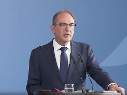 Alexander Dobrindt: "Im Versteck waren Handfeuerwaffen und Munition"