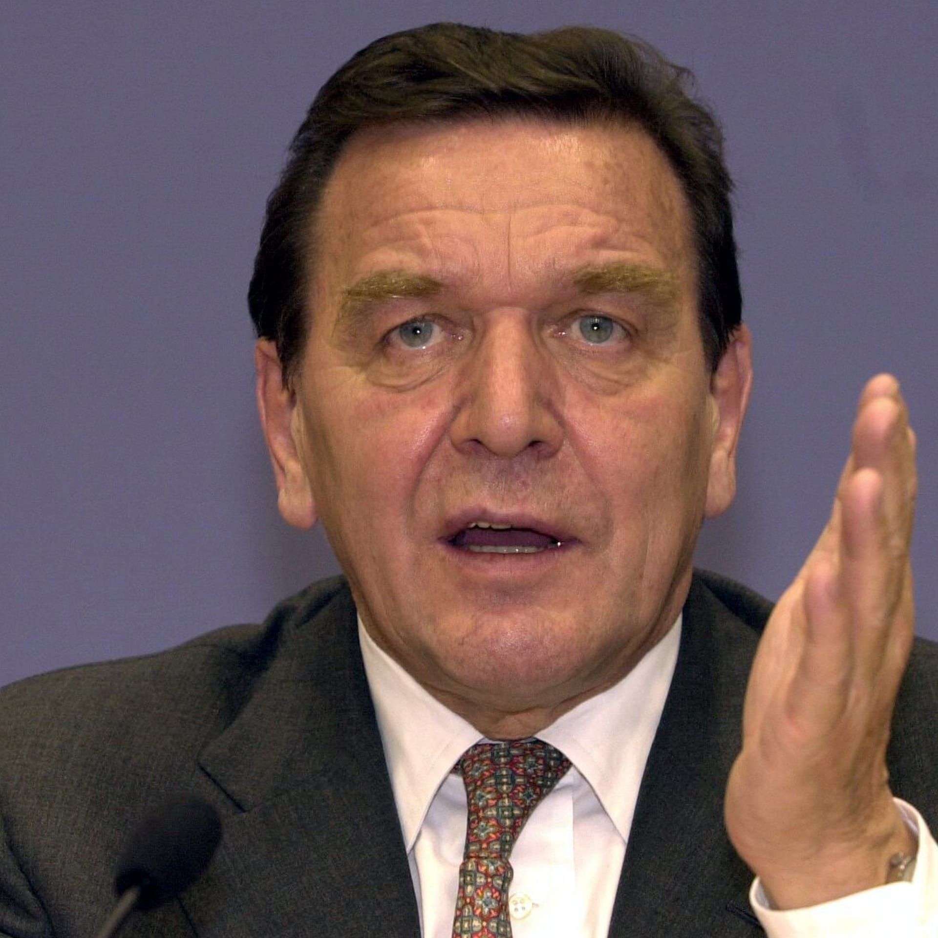 Gerhard Schröder verknüpft Bundeswehreinsatz in Afghanistan mit Vertrauensfrage | 6.11.2001