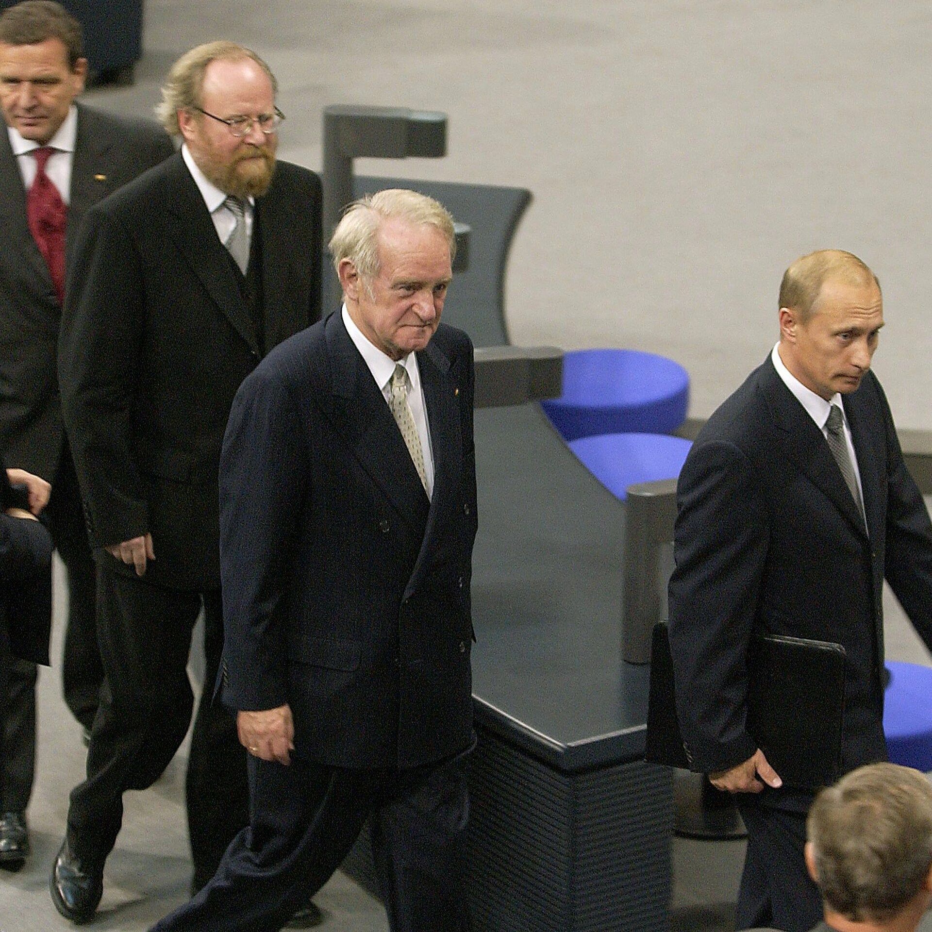 Putin bietet im Bundestag Unterstützung gegen Terrorismus an – und fordert Einbindung | 25.9.2001