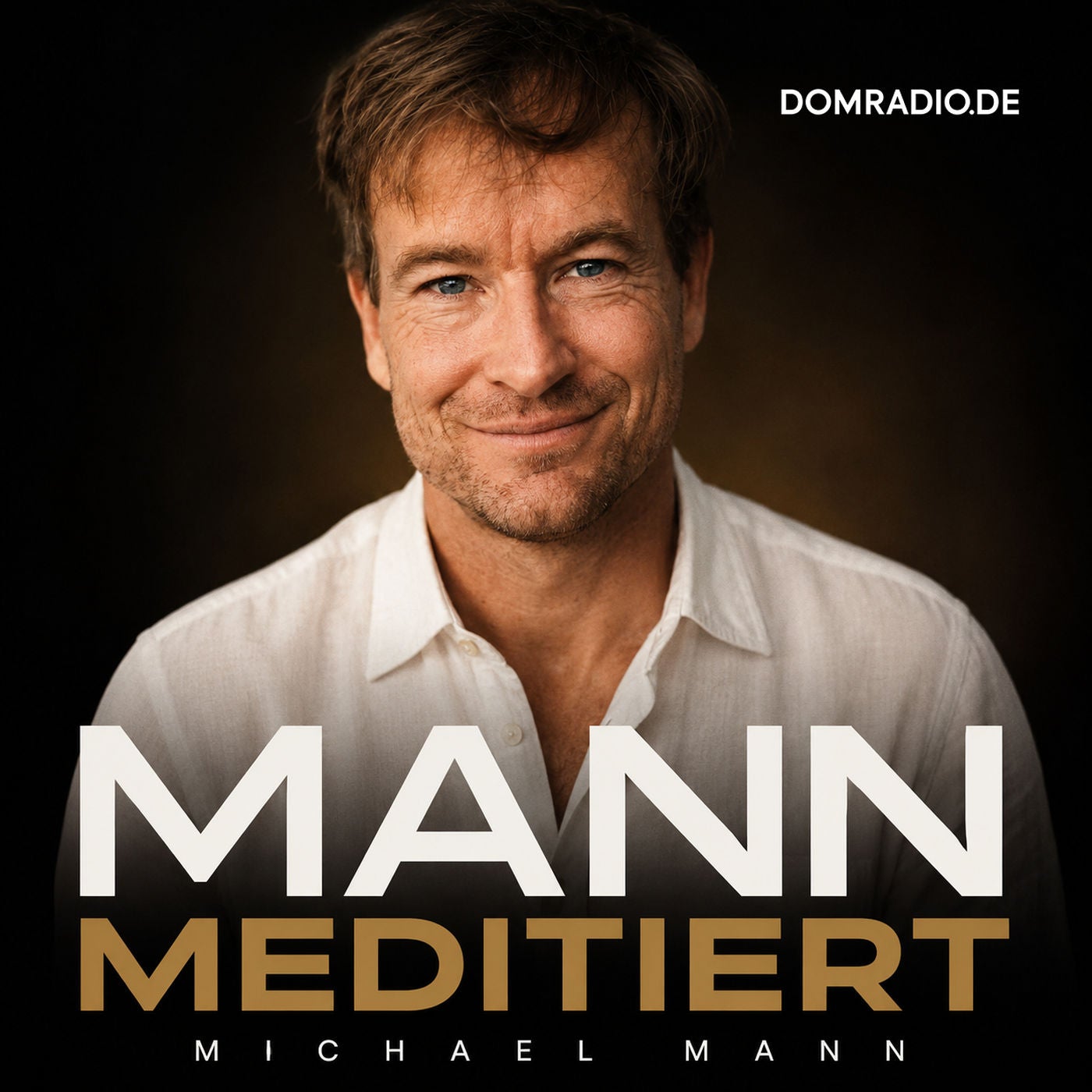 #009 Mann meditiert: Auf dem Sofa