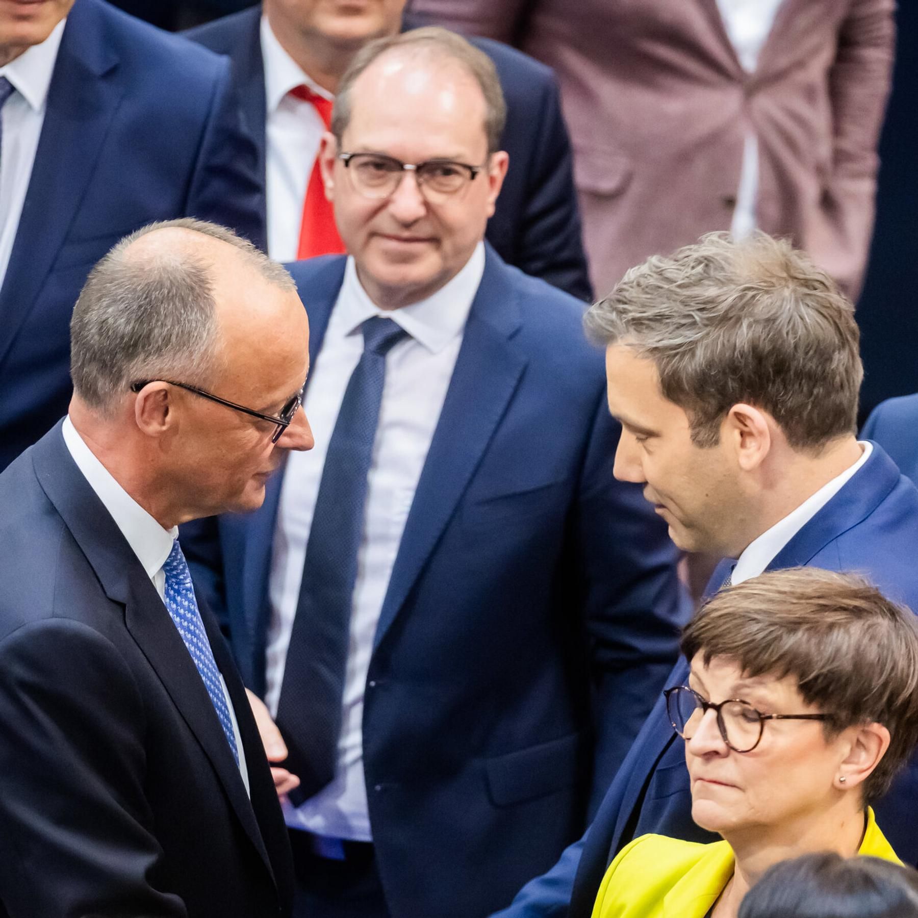 Kanzler erst im zweiten Anlauf: Merz' schwieriger Start