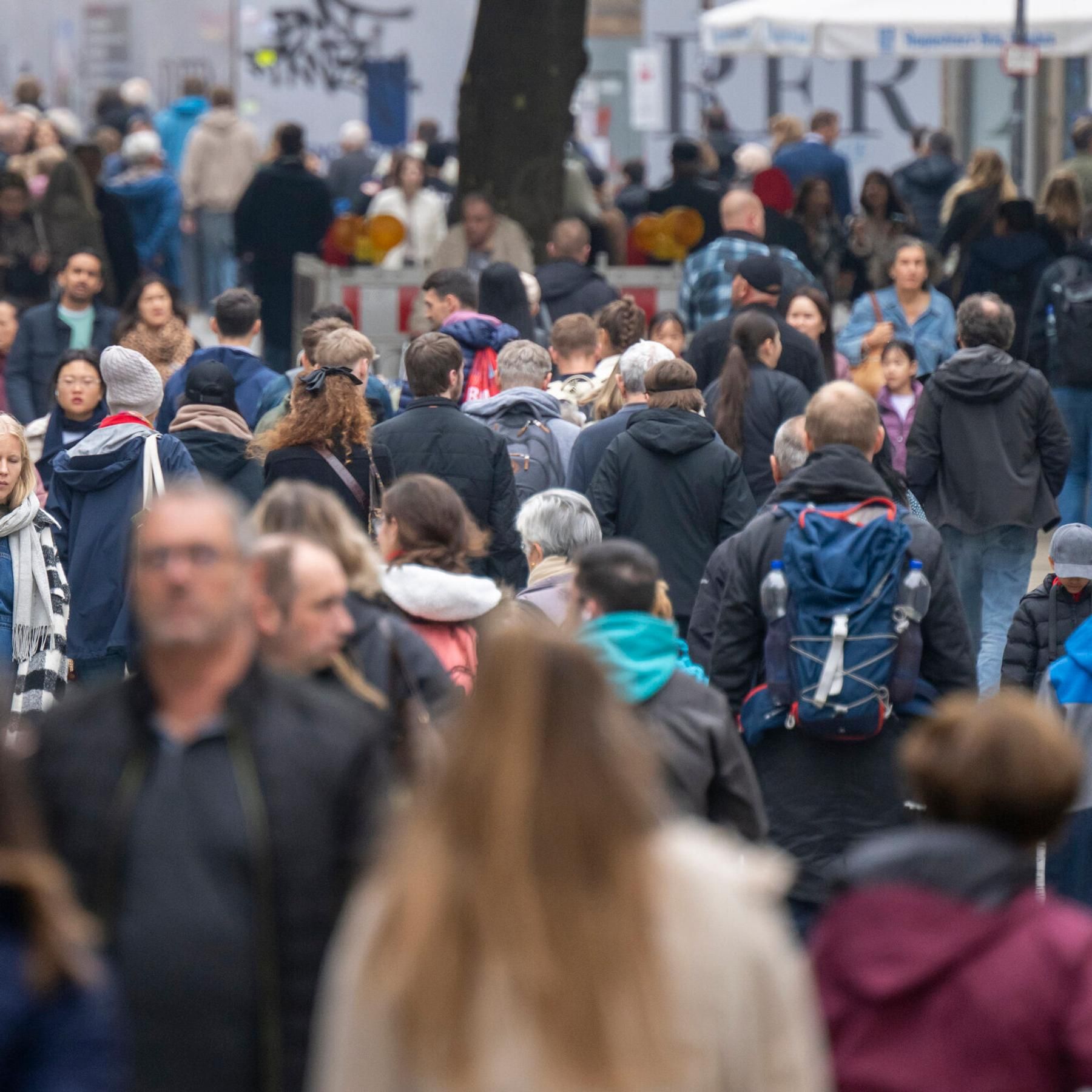 Nörgeln, drängeln, schubsen - geht es im Alltag tatsächlich immer ruppiger zu?