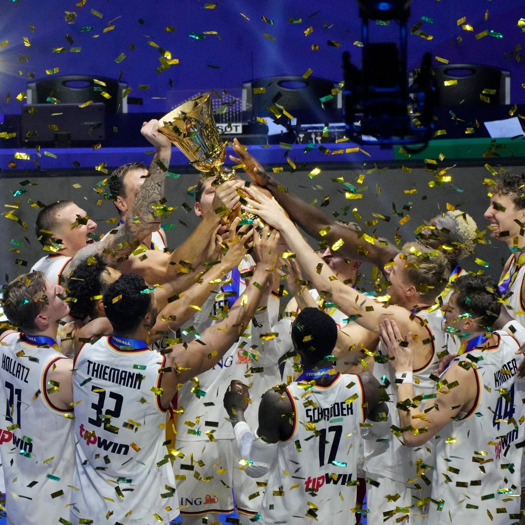 Freude bei den Basketballern - Frust im Fußball - Was ist los im deutschen Spitzensport?