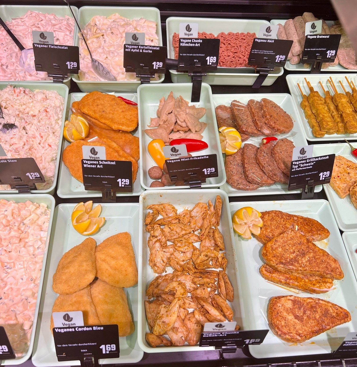 Erster Rewe mit veganer Fleischtheke