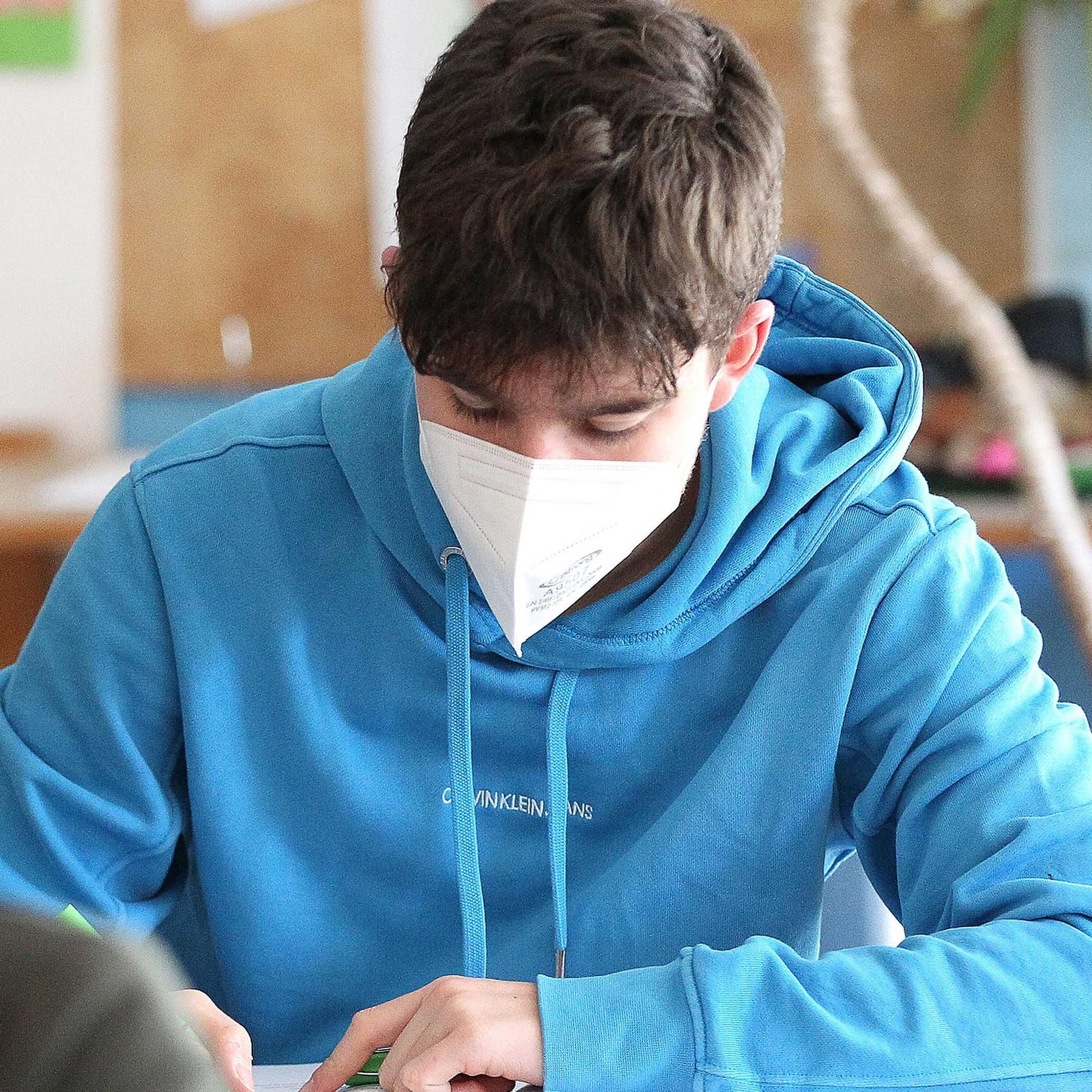 Schule ohne Maskenpflicht, Bluttests für Schwangere, Physik bei James Bond