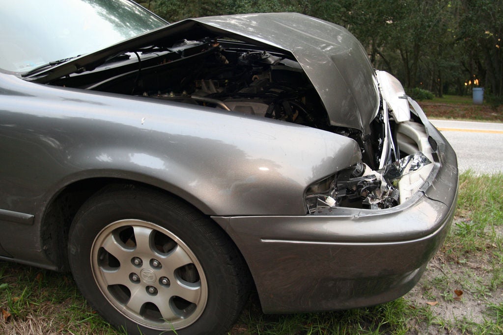 Mann baut schlimmen Unfall, weil seine Mutter nicht "Fahr vorsichtig!" gesagt hat