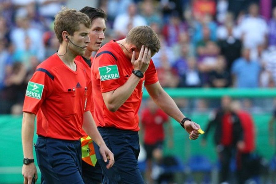 Nach Pokalspiel-Abbruch: DFB denkt über Feuerzeugwurf-Verbot in Stadien nach